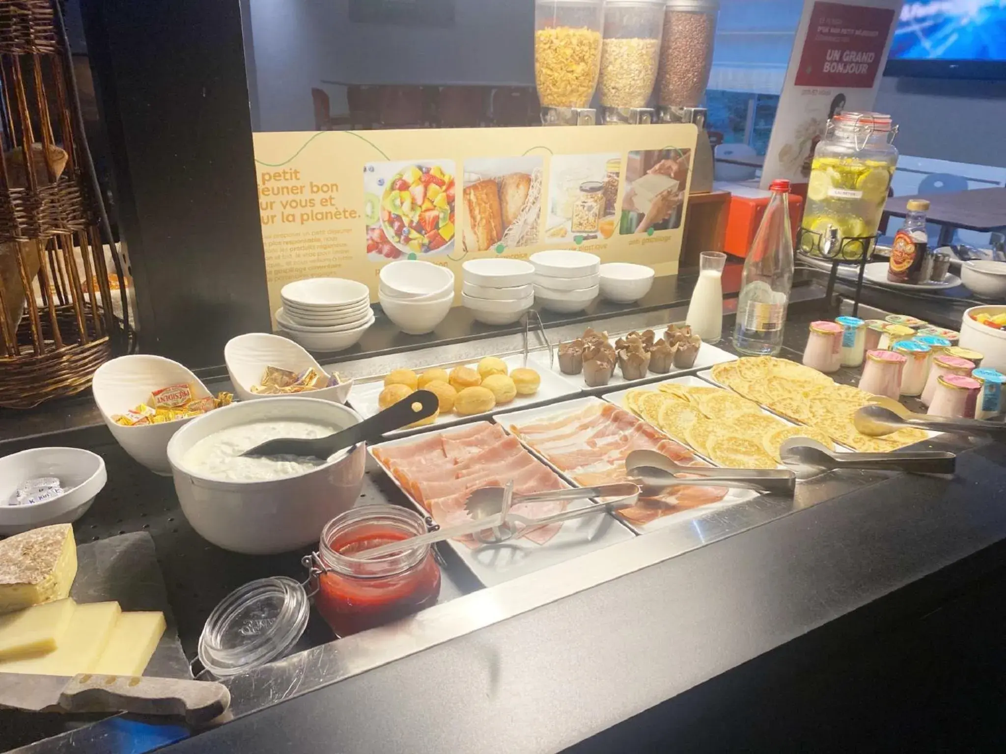 Breakfast in Campanile Annecy - Cran Gevrier Breakfast in Campanile Annecy - Cran Gevrier