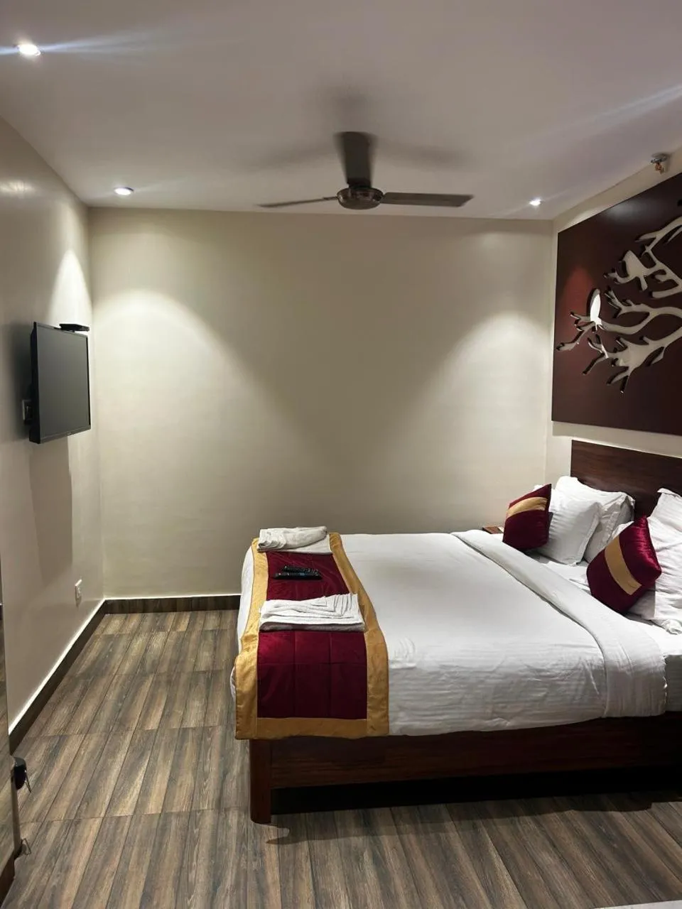 Swimming pool, Bed in Hotel Ami Grace