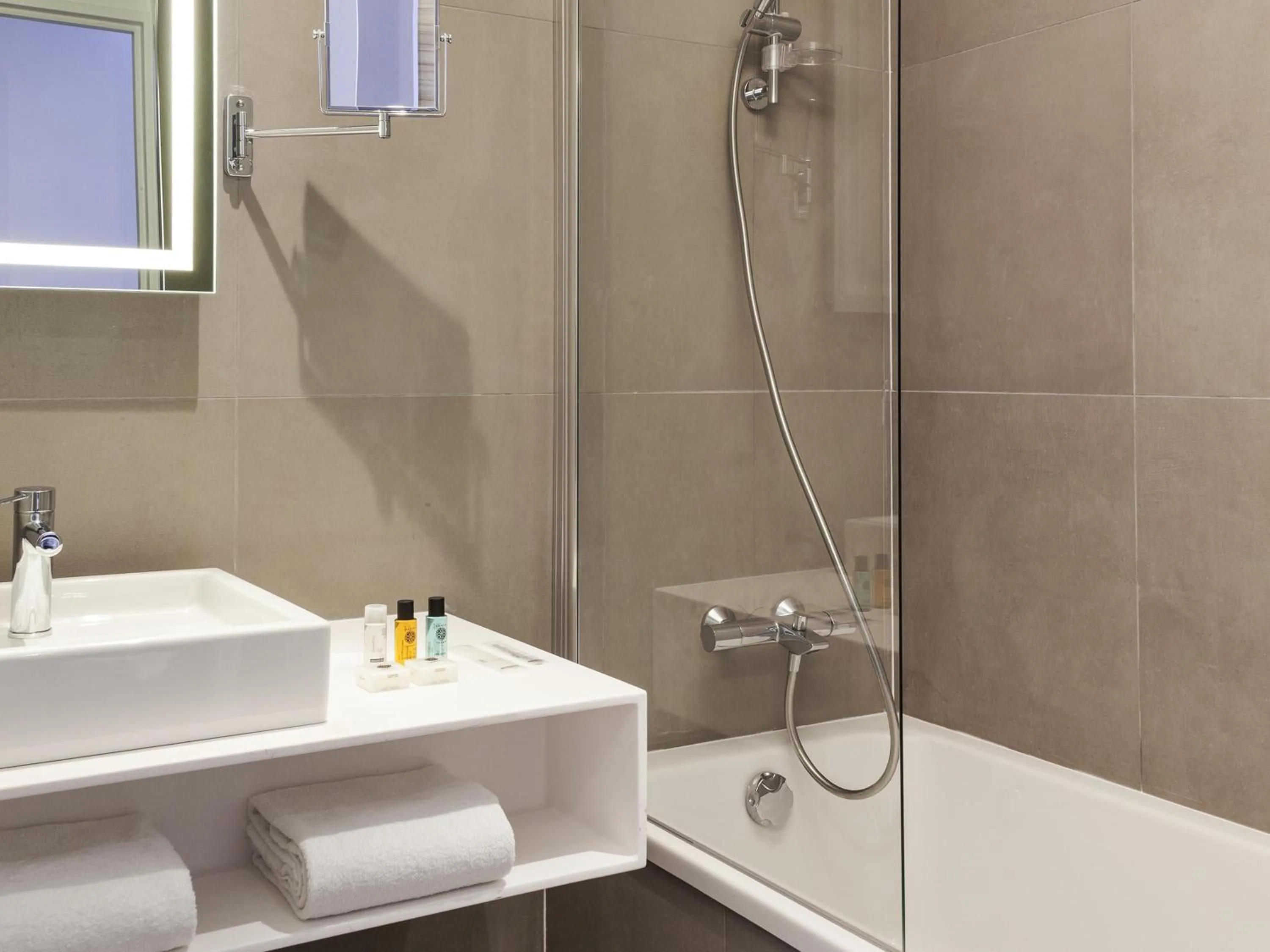 Bedroom in Novotel Tours Centre Gare