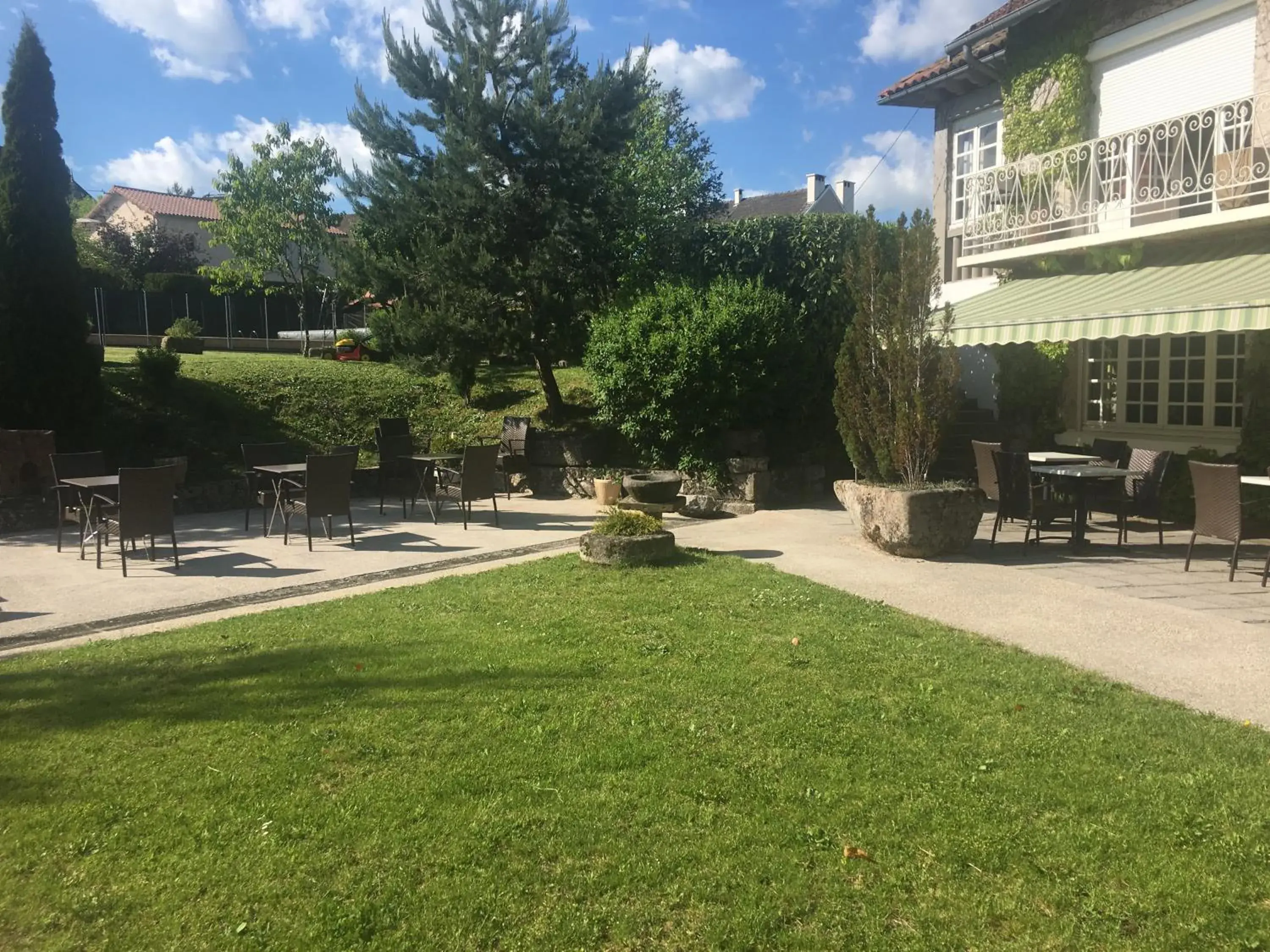 Garden view in Logis La Thomasse Garden view in Logis La Thomasse