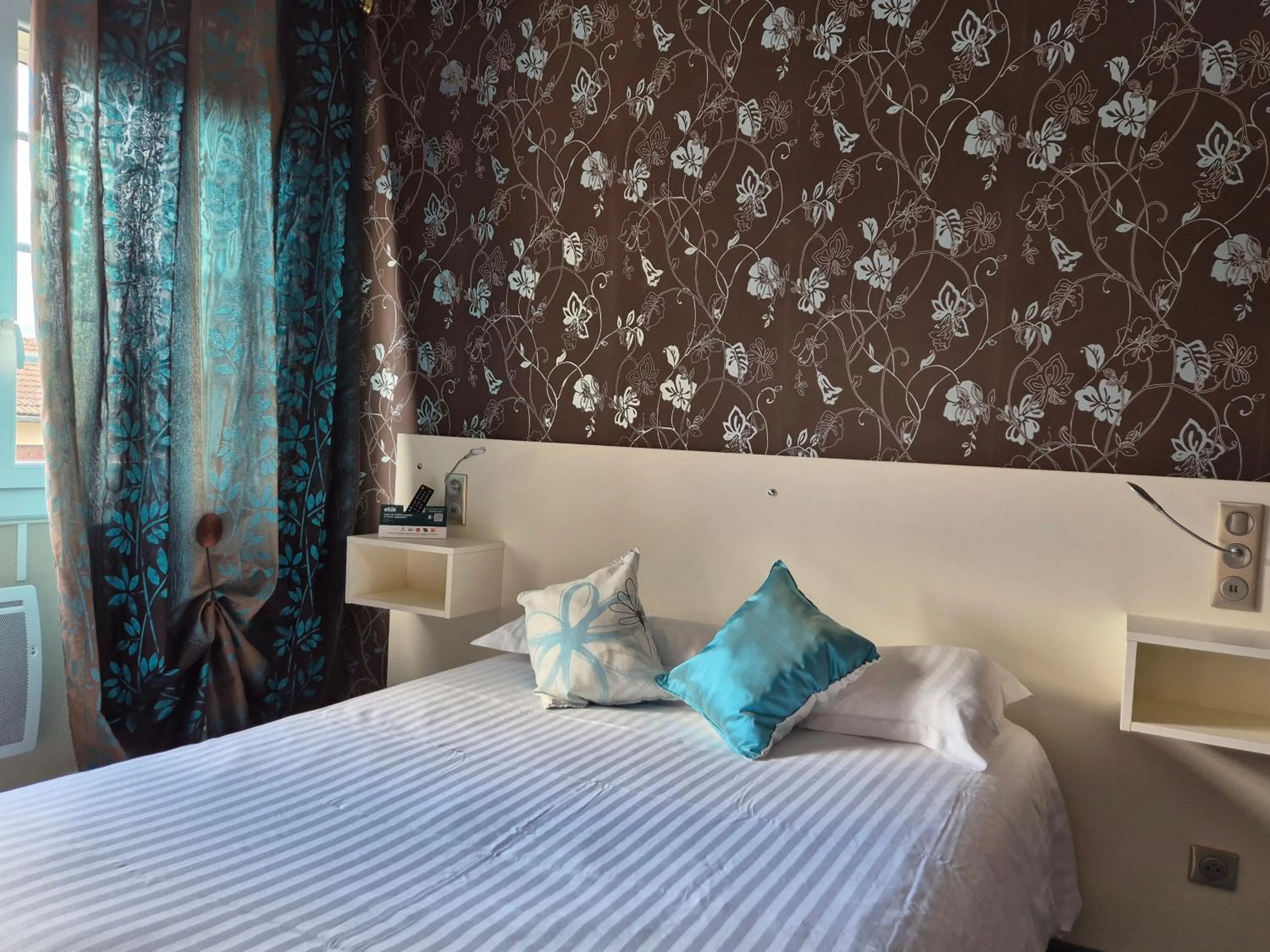 Bed in Logis La Thomasse