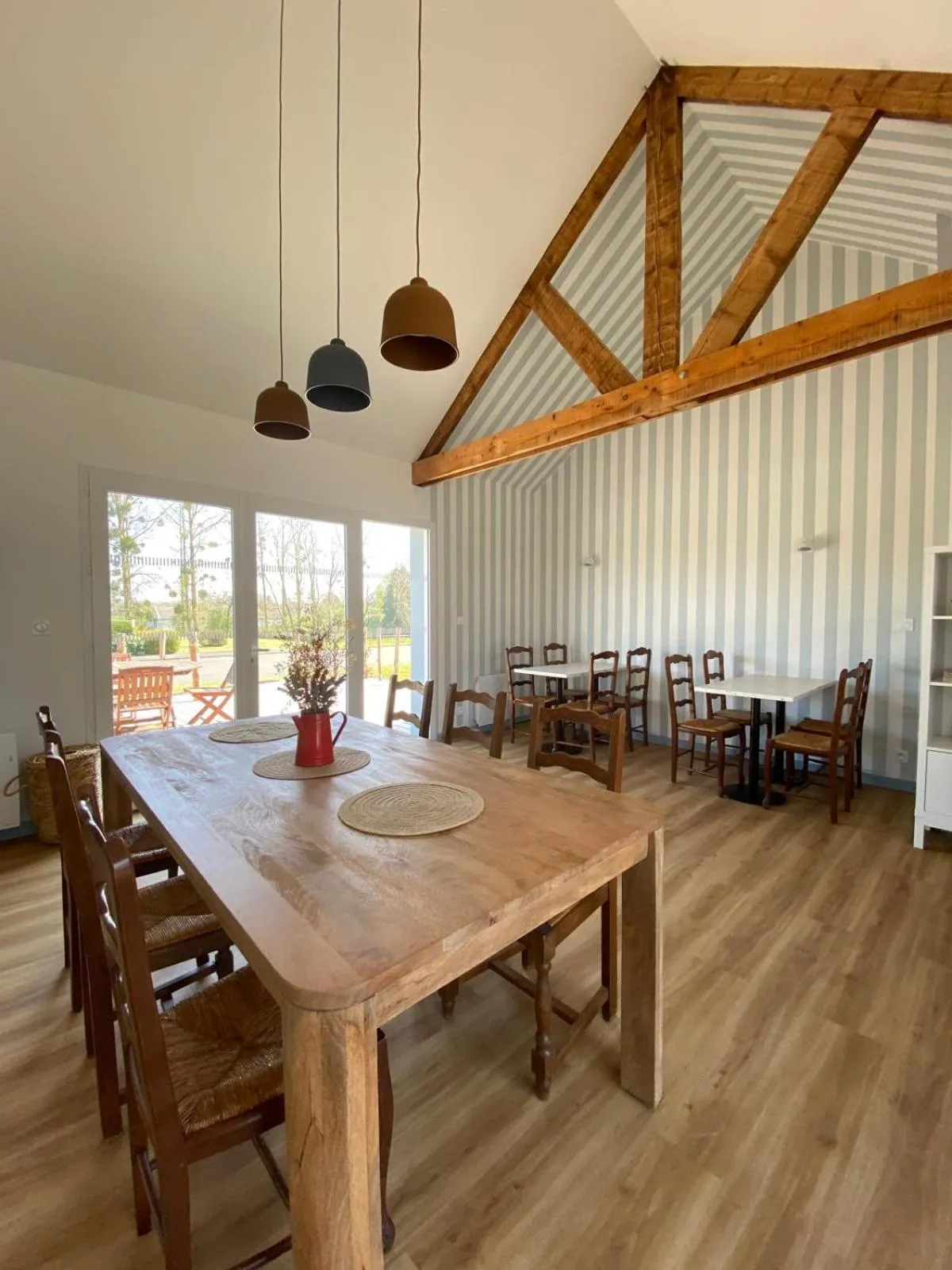 Communal kitchen in Hôtel Les Voisins Beaucemaine