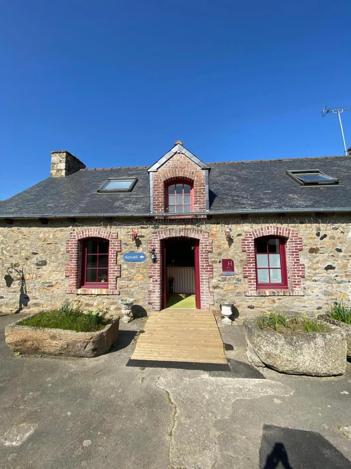 acessibility in Hôtel Les Voisins Beaucemaine