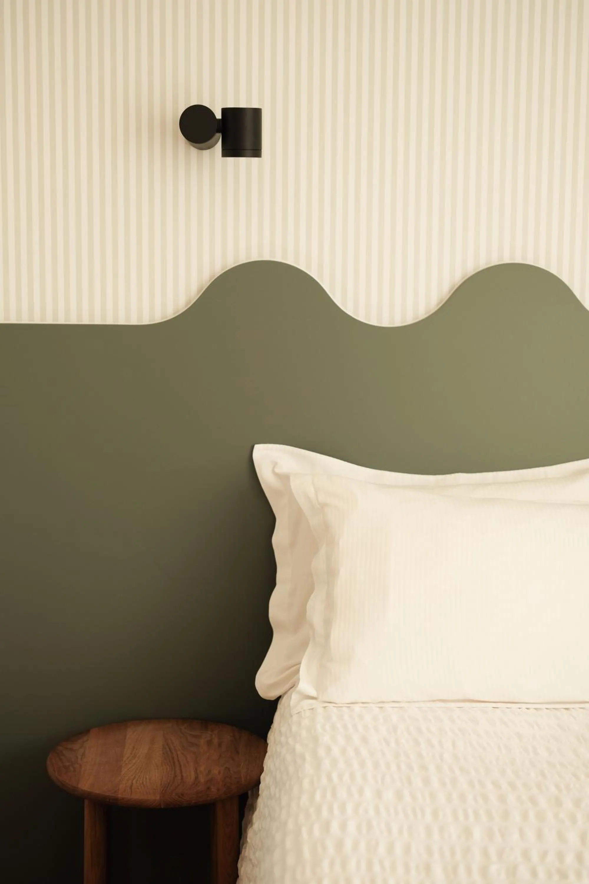 Bed in Hôtel Les Voisins Beaucemaine