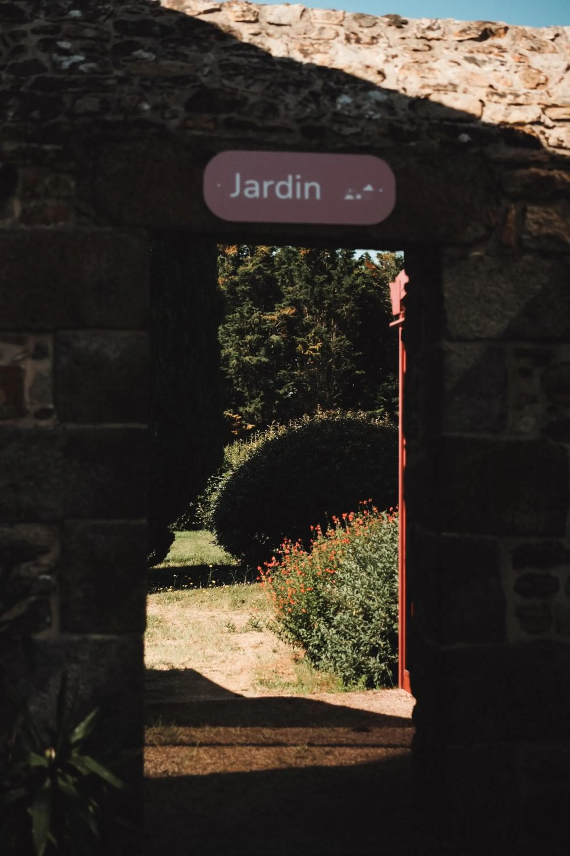 Garden in Hôtel Les Voisins Beaucemaine