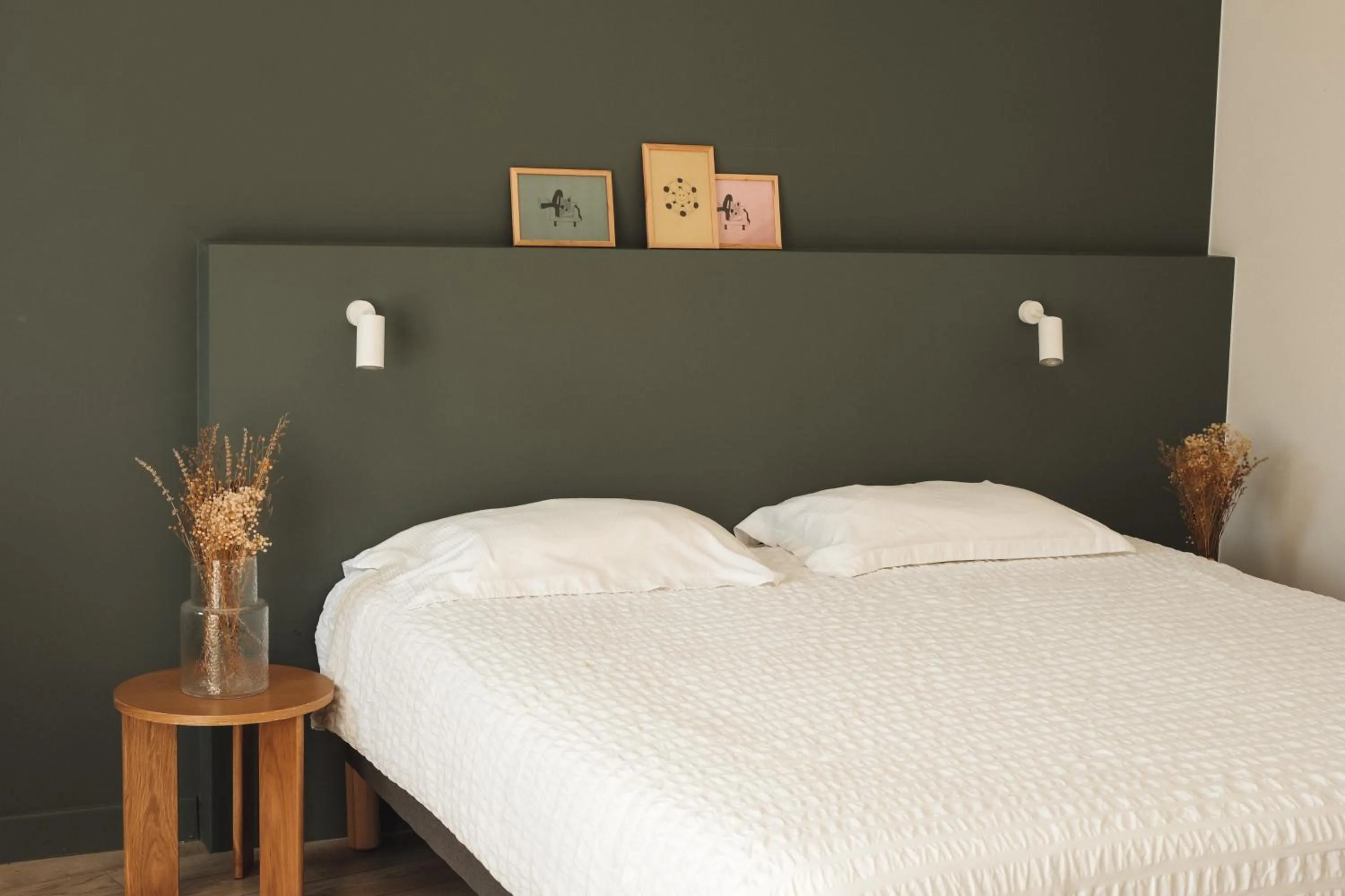 Bed in Hôtel Les Voisins Beaucemaine