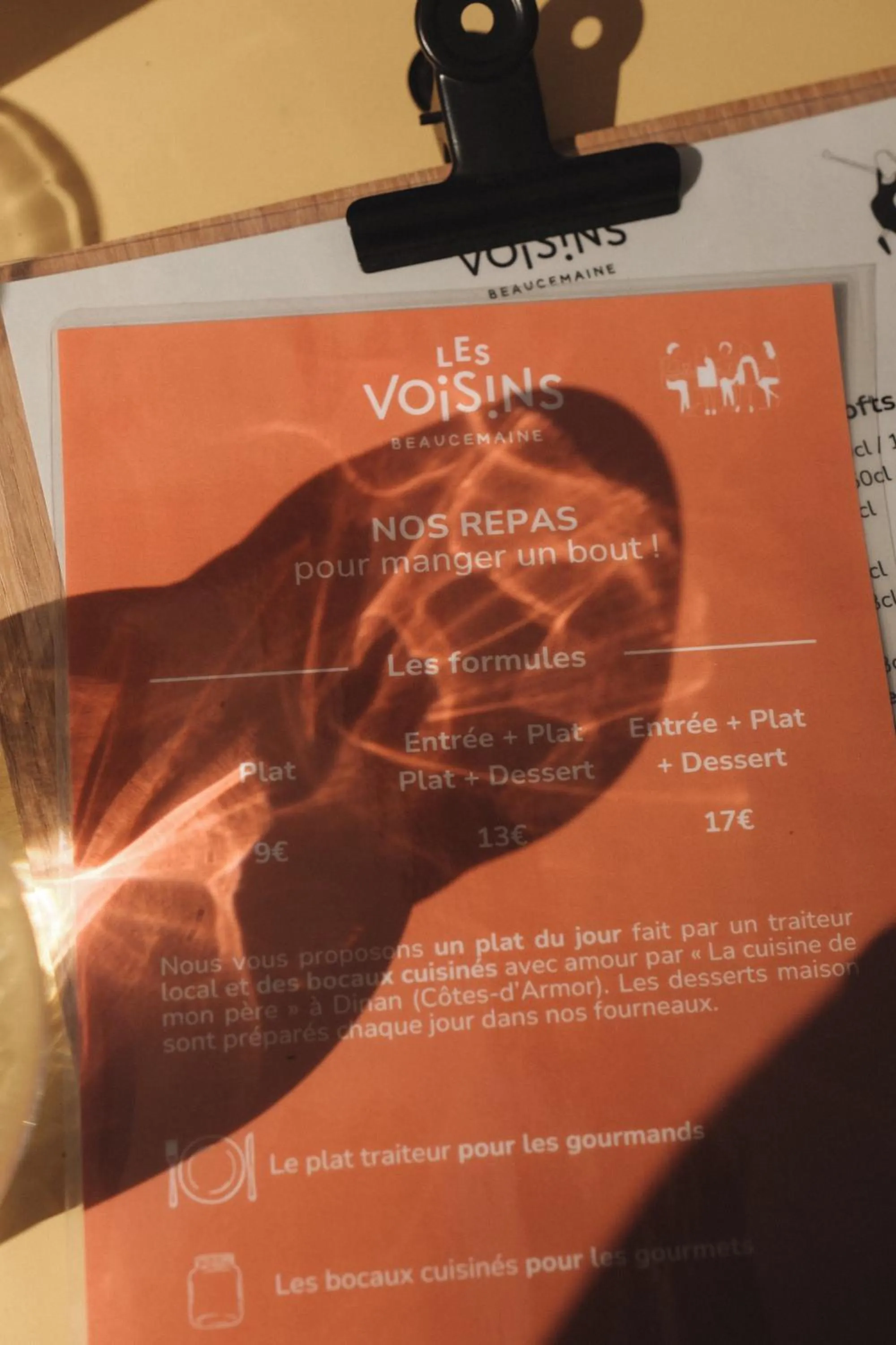 Text overlay in Hôtel Les Voisins Beaucemaine