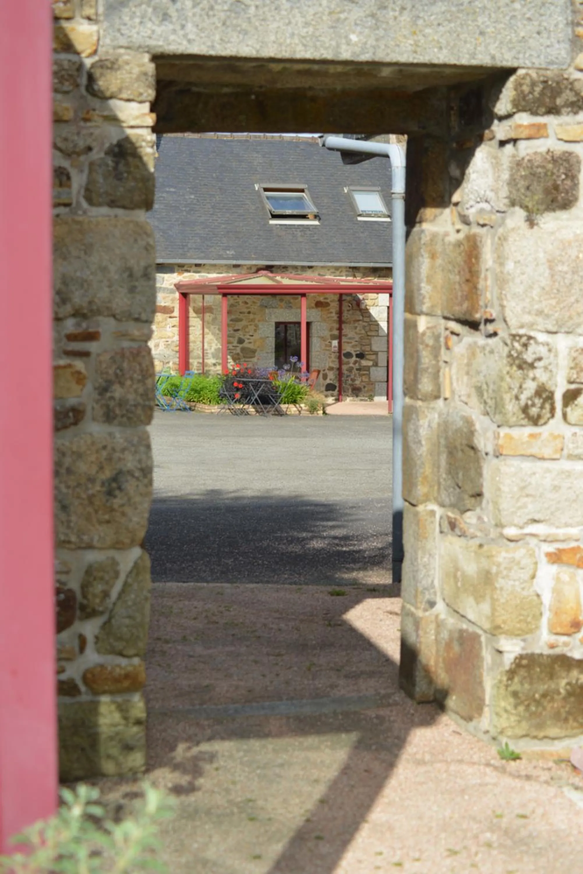 Property building in Hôtel Les Voisins Beaucemaine