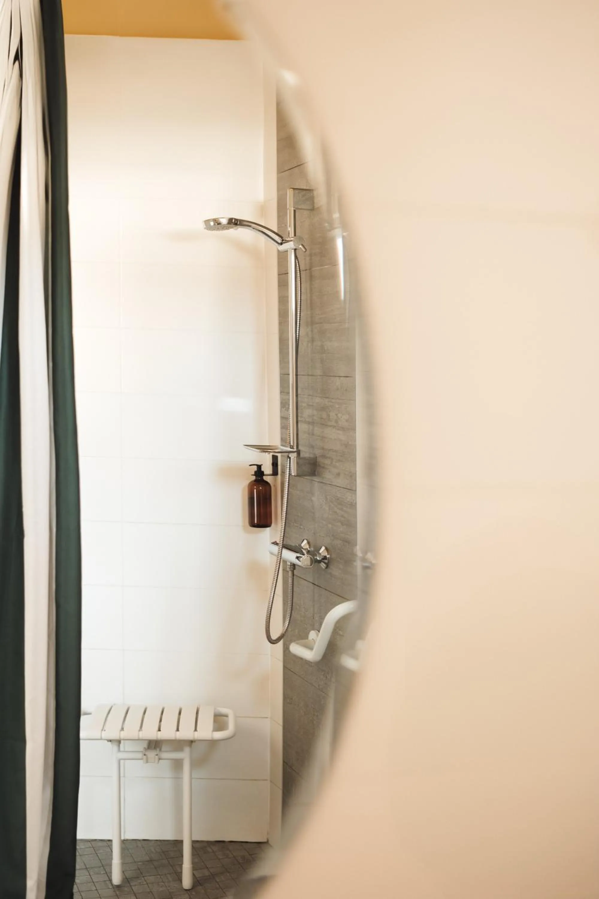 Shower in Hôtel Les Voisins Beaucemaine