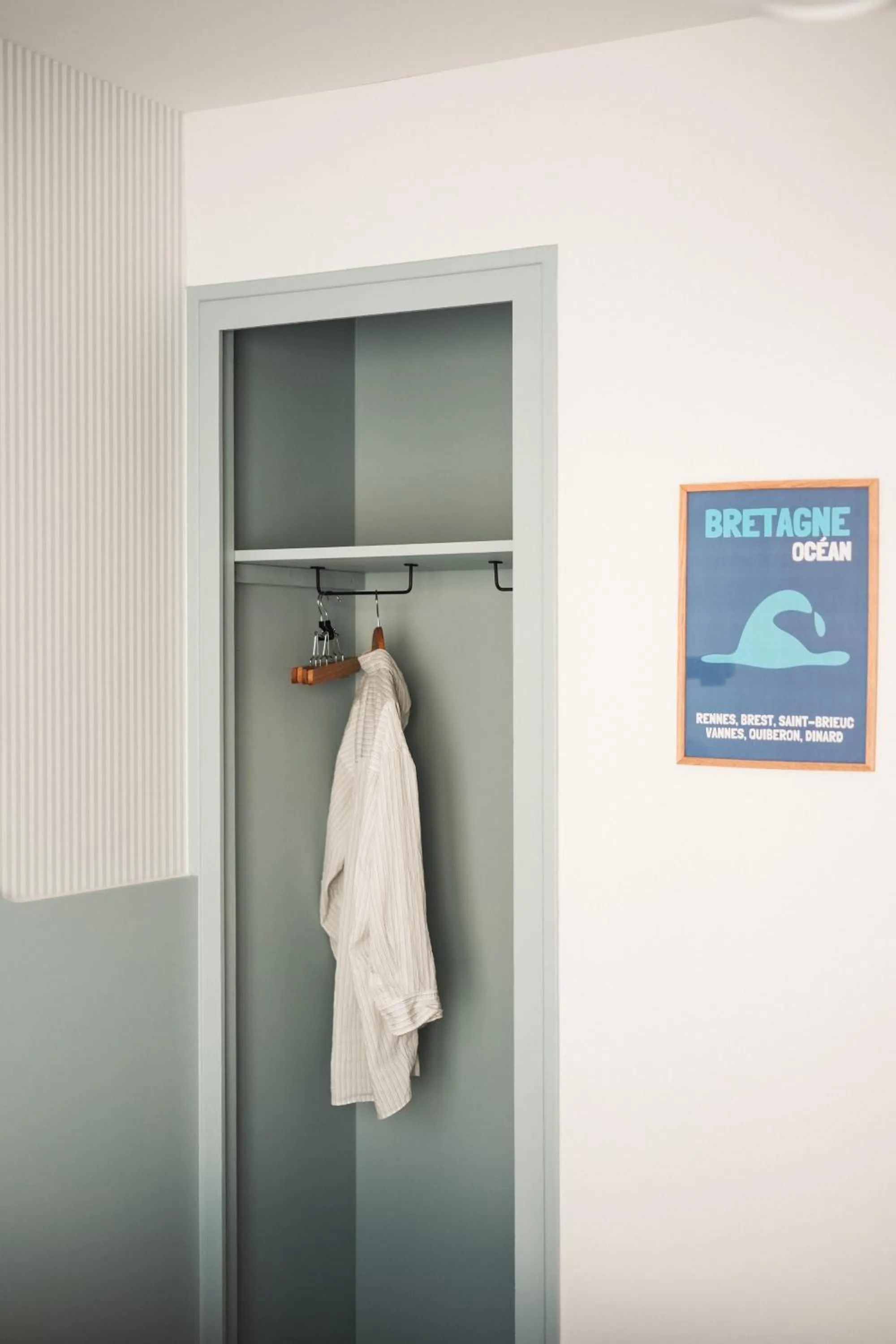 wardrobe in Hôtel Les Voisins Beaucemaine