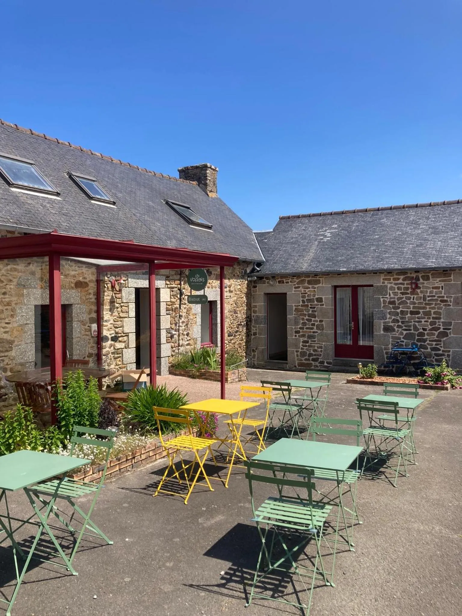 Patio in Hôtel Les Voisins Beaucemaine