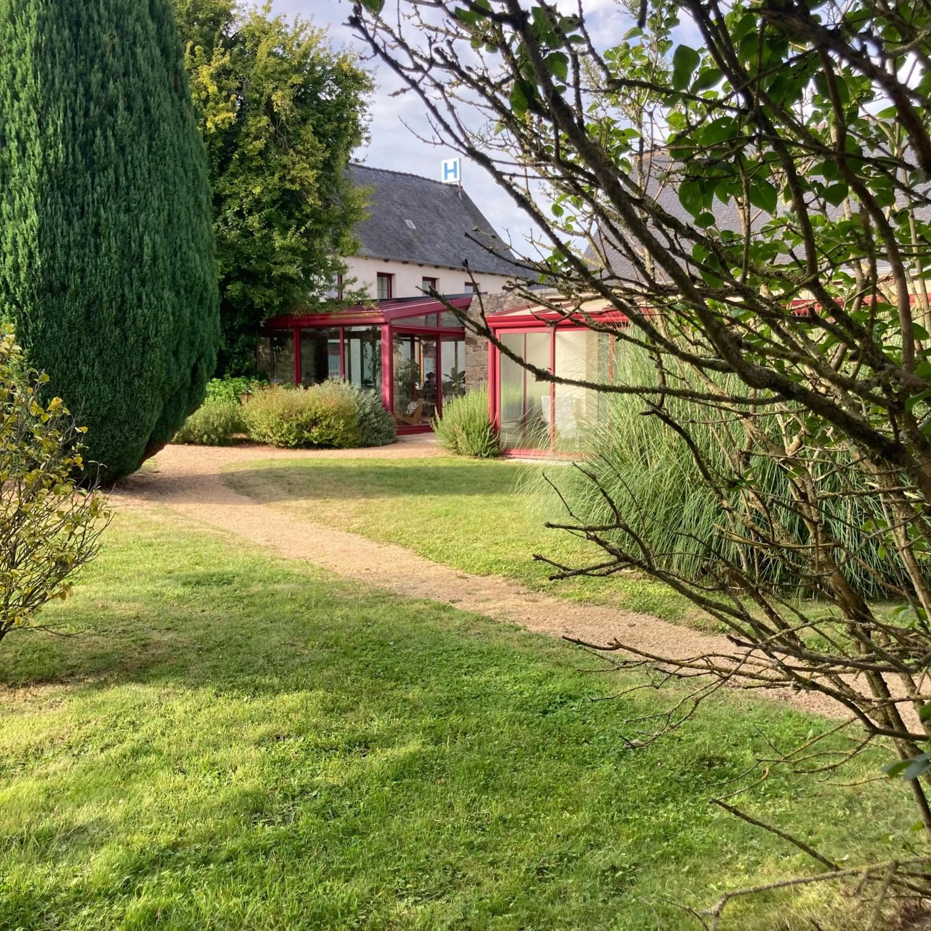 Garden in Hôtel Les Voisins Beaucemaine