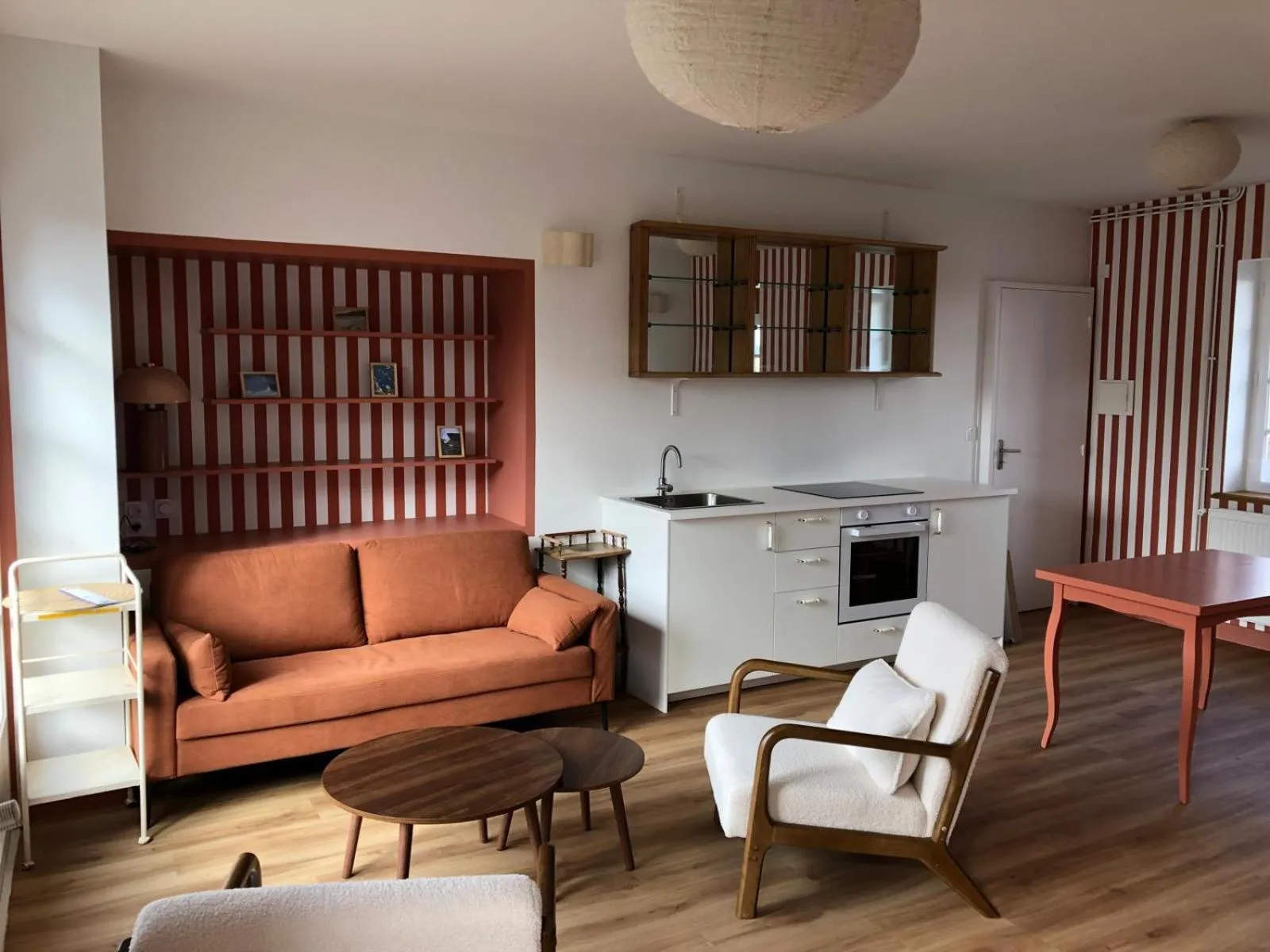 Communal lounge/ TV room in Hôtel Les Voisins Beaucemaine