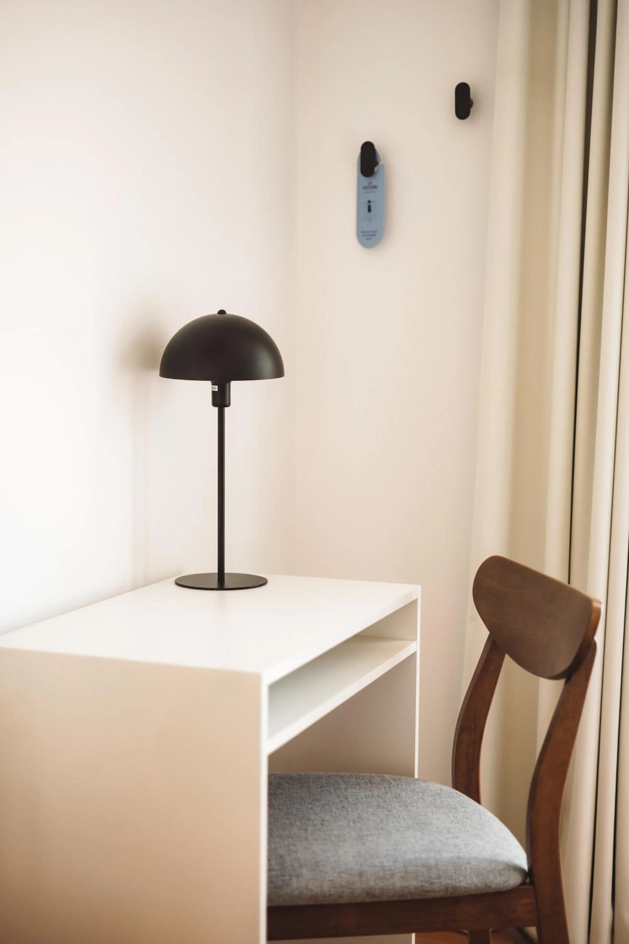 Seating area in Hôtel Les Voisins Beaucemaine