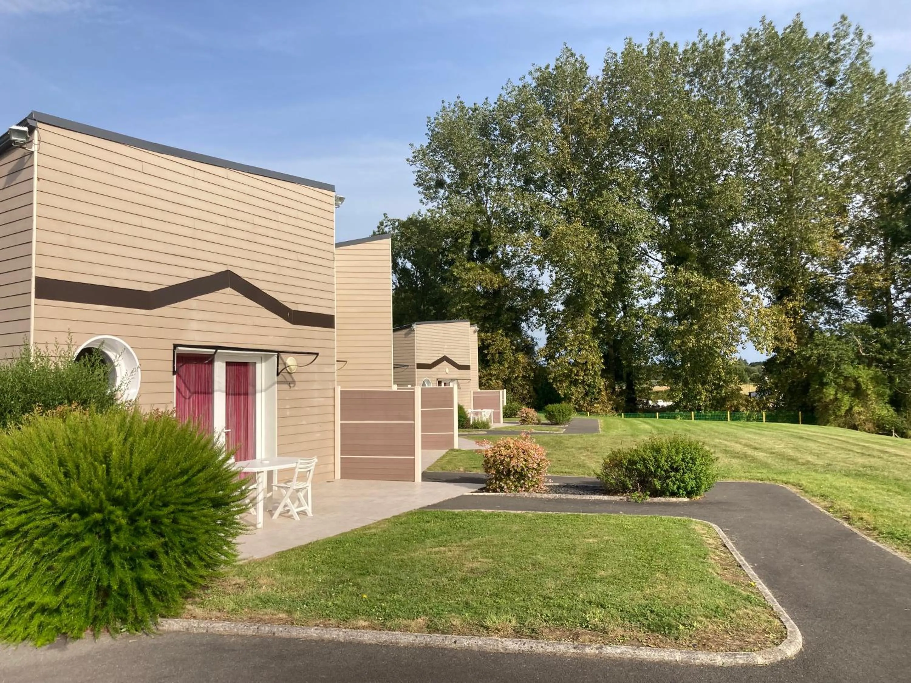 Patio in Hôtel Les Voisins Beaucemaine