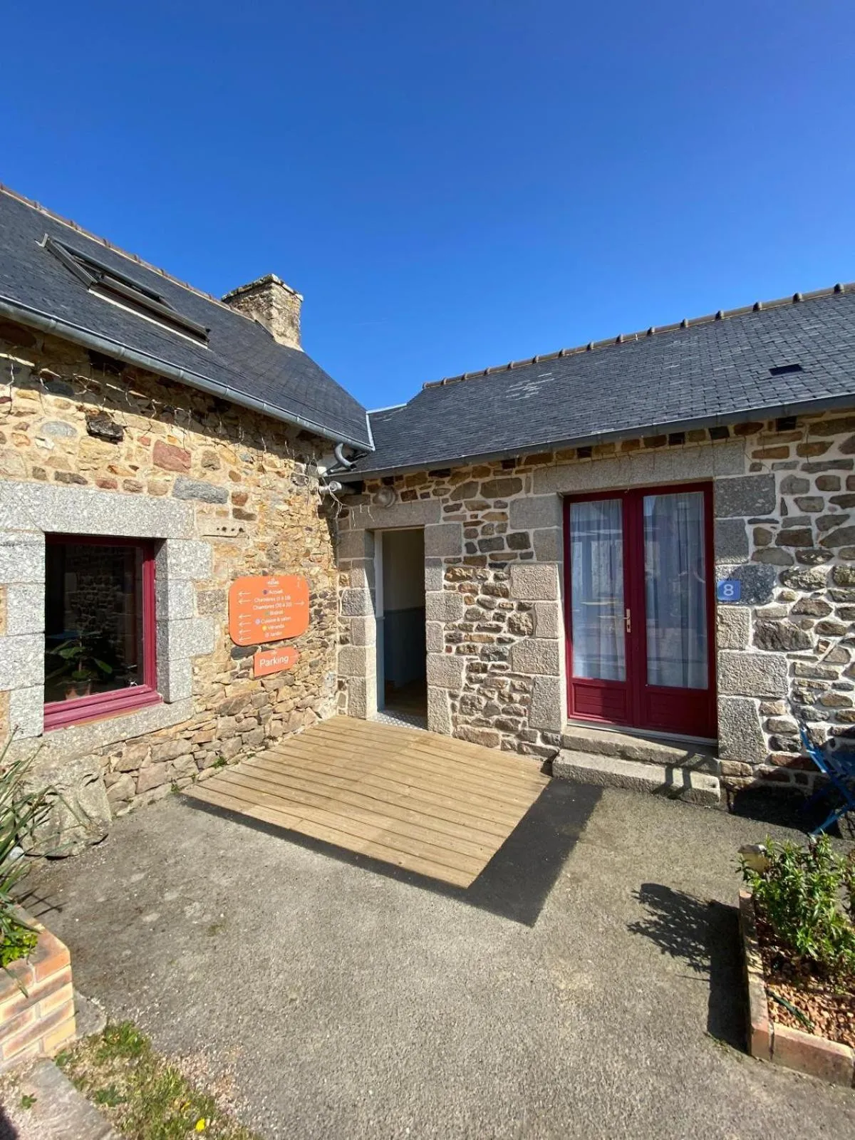 acessibility in Hôtel Les Voisins Beaucemaine