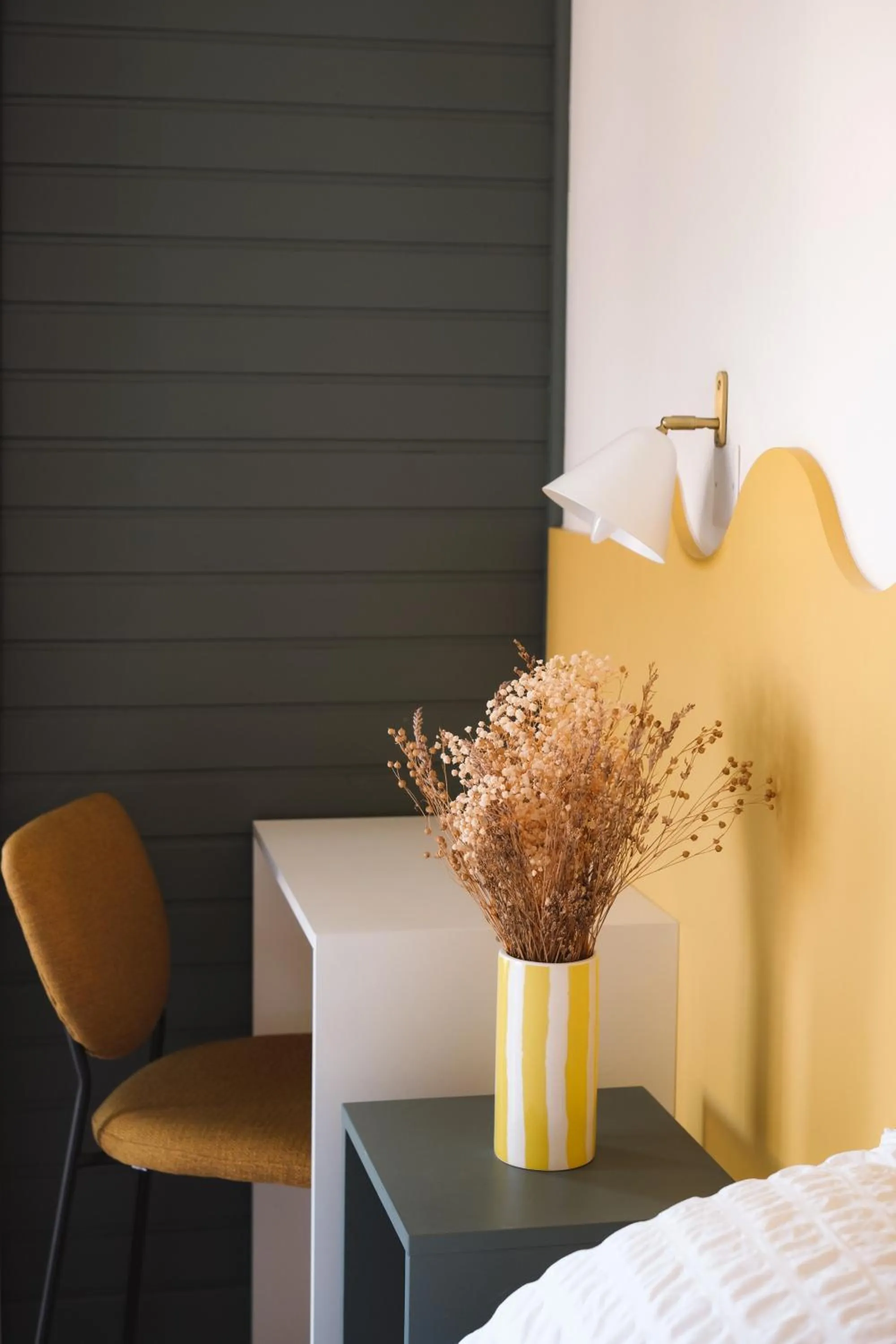Seating area in Hôtel Les Voisins Beaucemaine