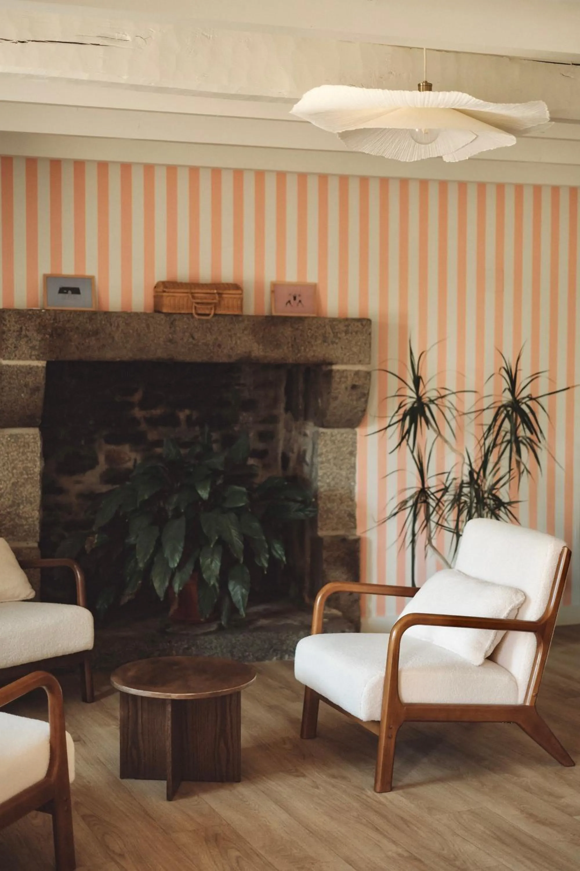 Living room in Hôtel Les Voisins Beaucemaine