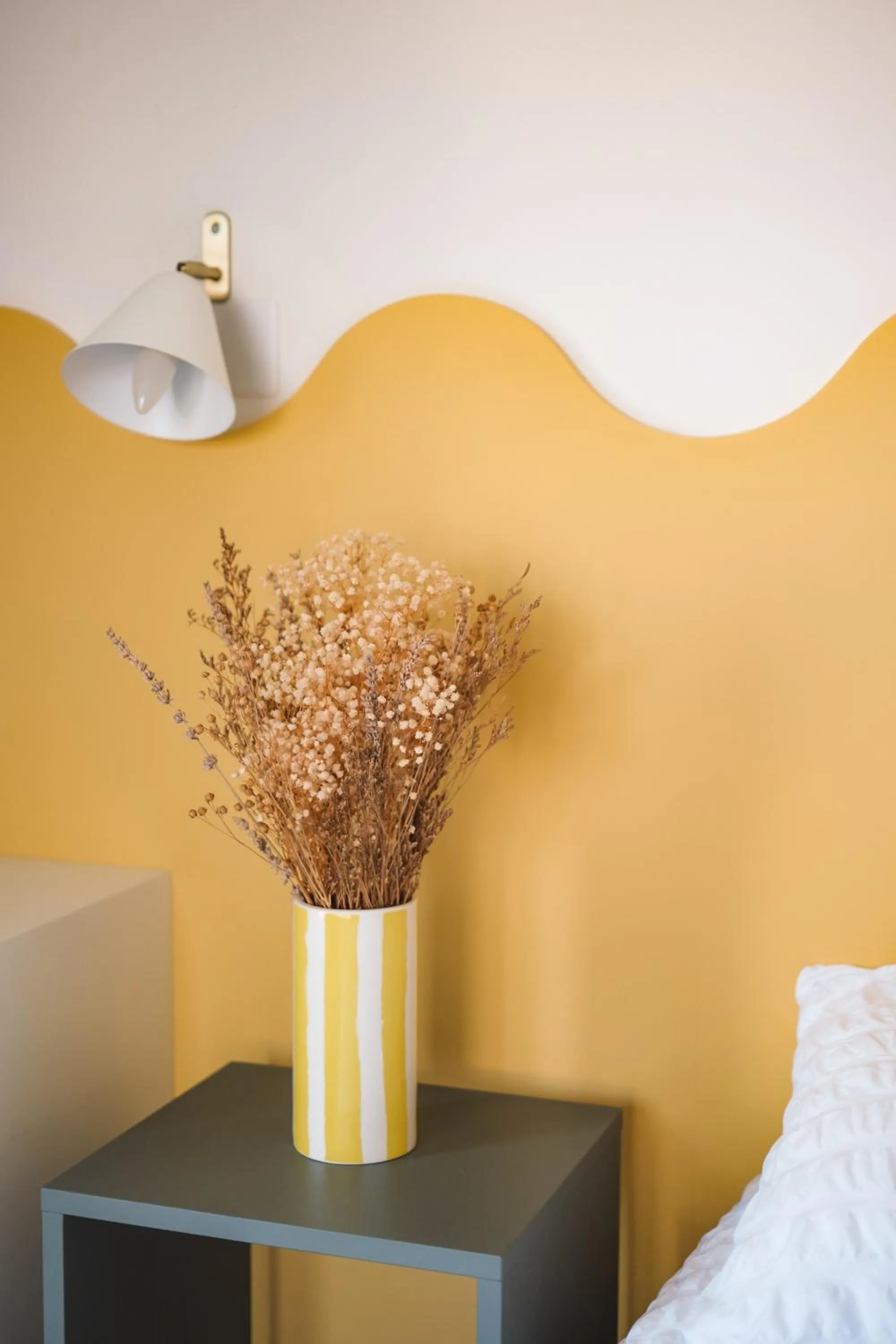 Bed in Hôtel Les Voisins Beaucemaine