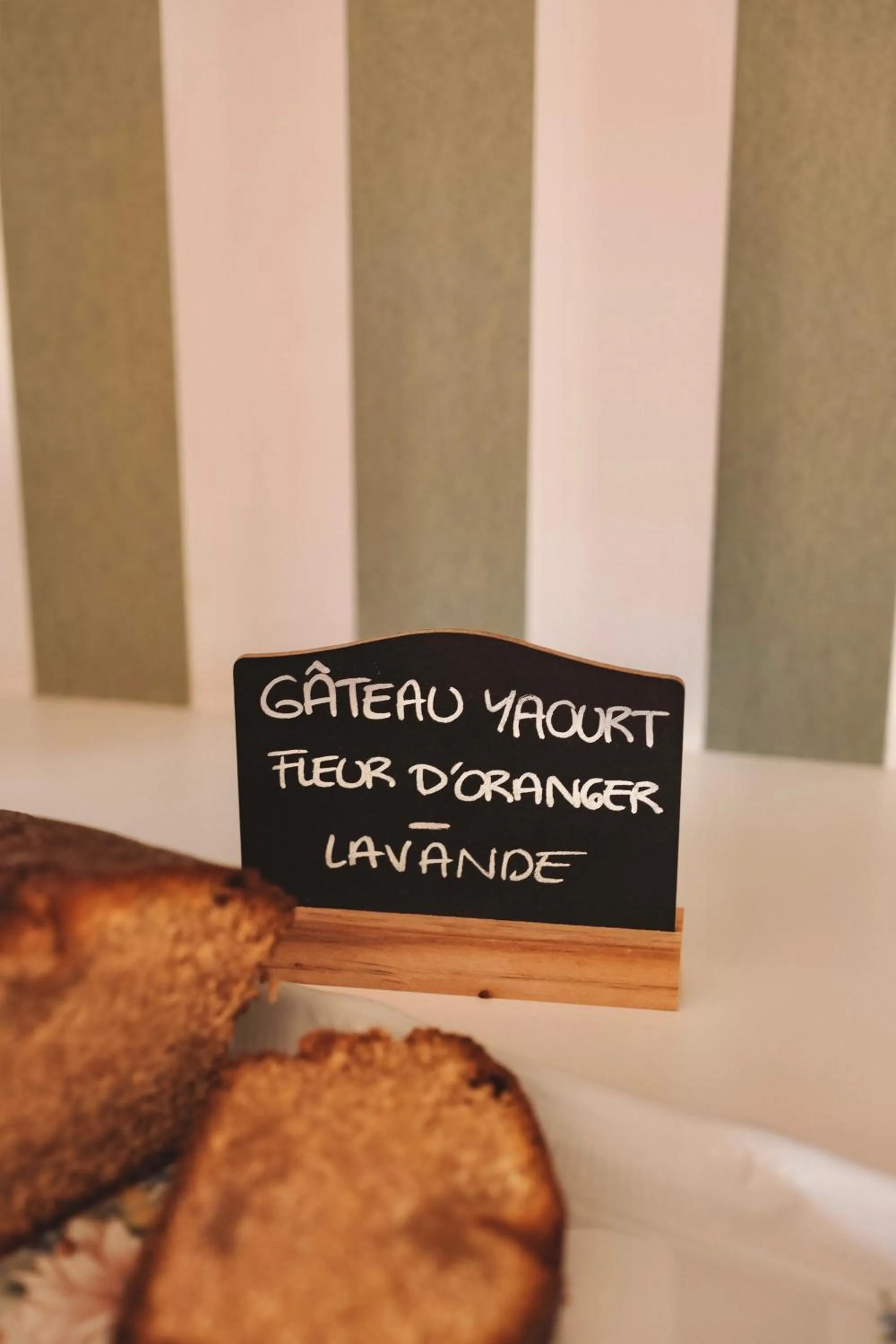 Food and drinks in Hôtel Les Voisins Beaucemaine