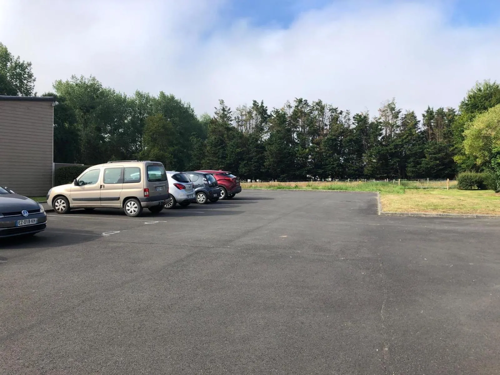 Parking in Hôtel Les Voisins Beaucemaine