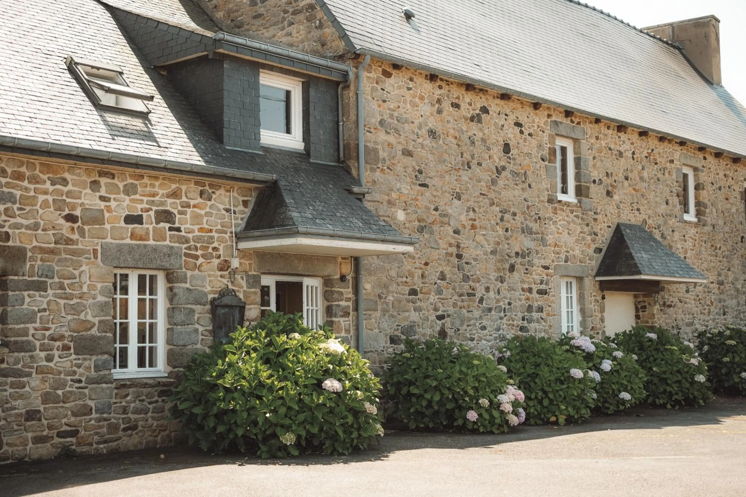 Property building in Hôtel Les Voisins Beaucemaine