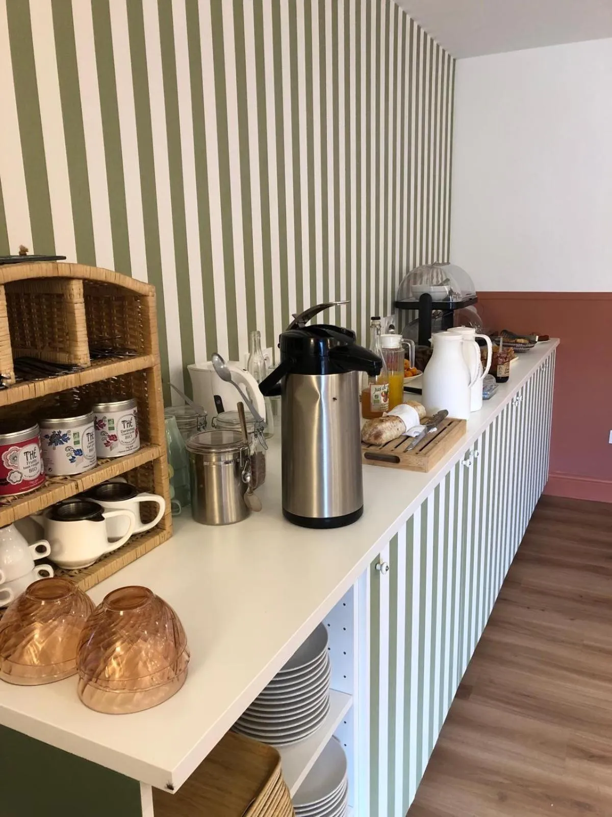 Restaurant/places to eat in Hôtel Les Voisins Beaucemaine