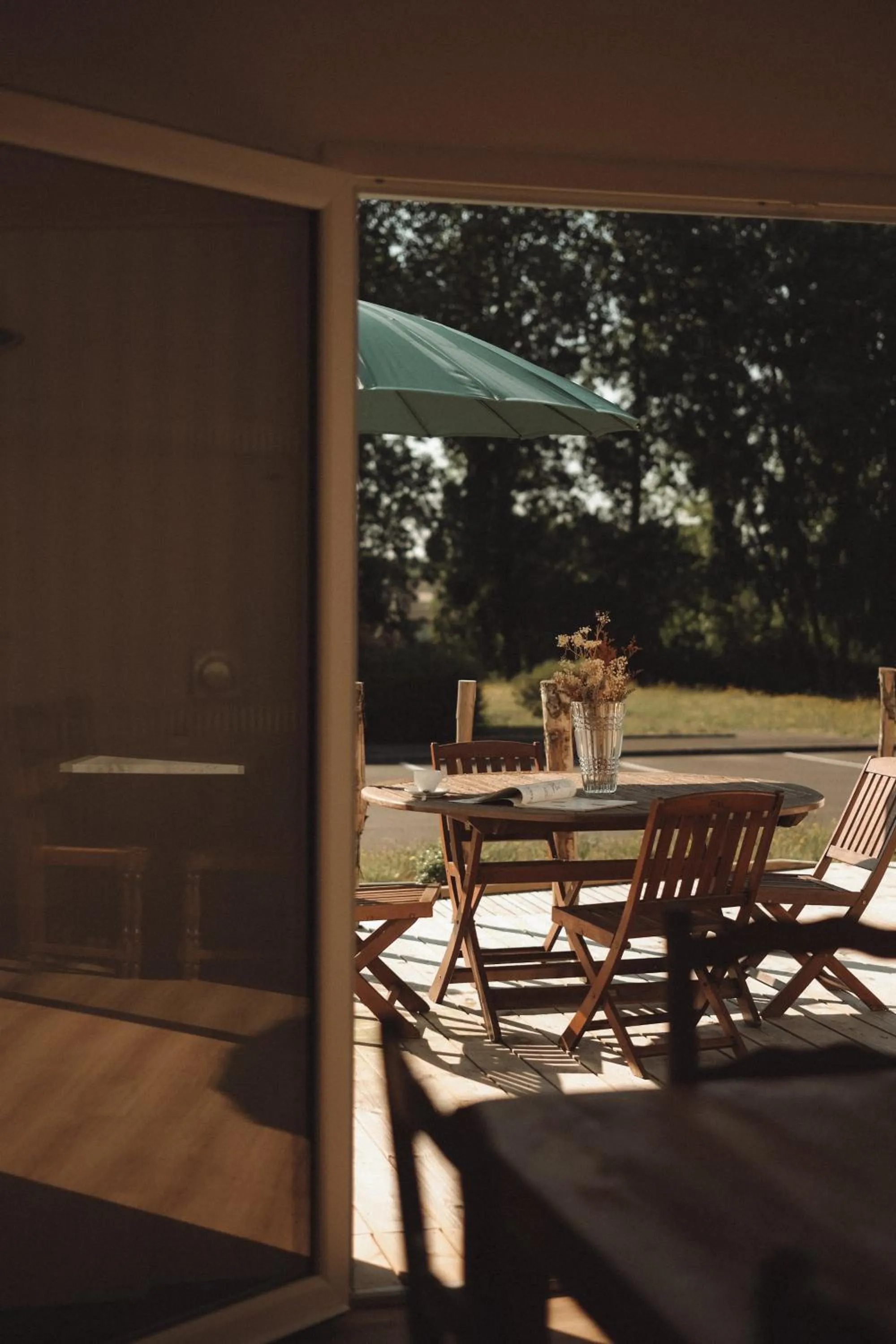 Patio in Hôtel Les Voisins Beaucemaine