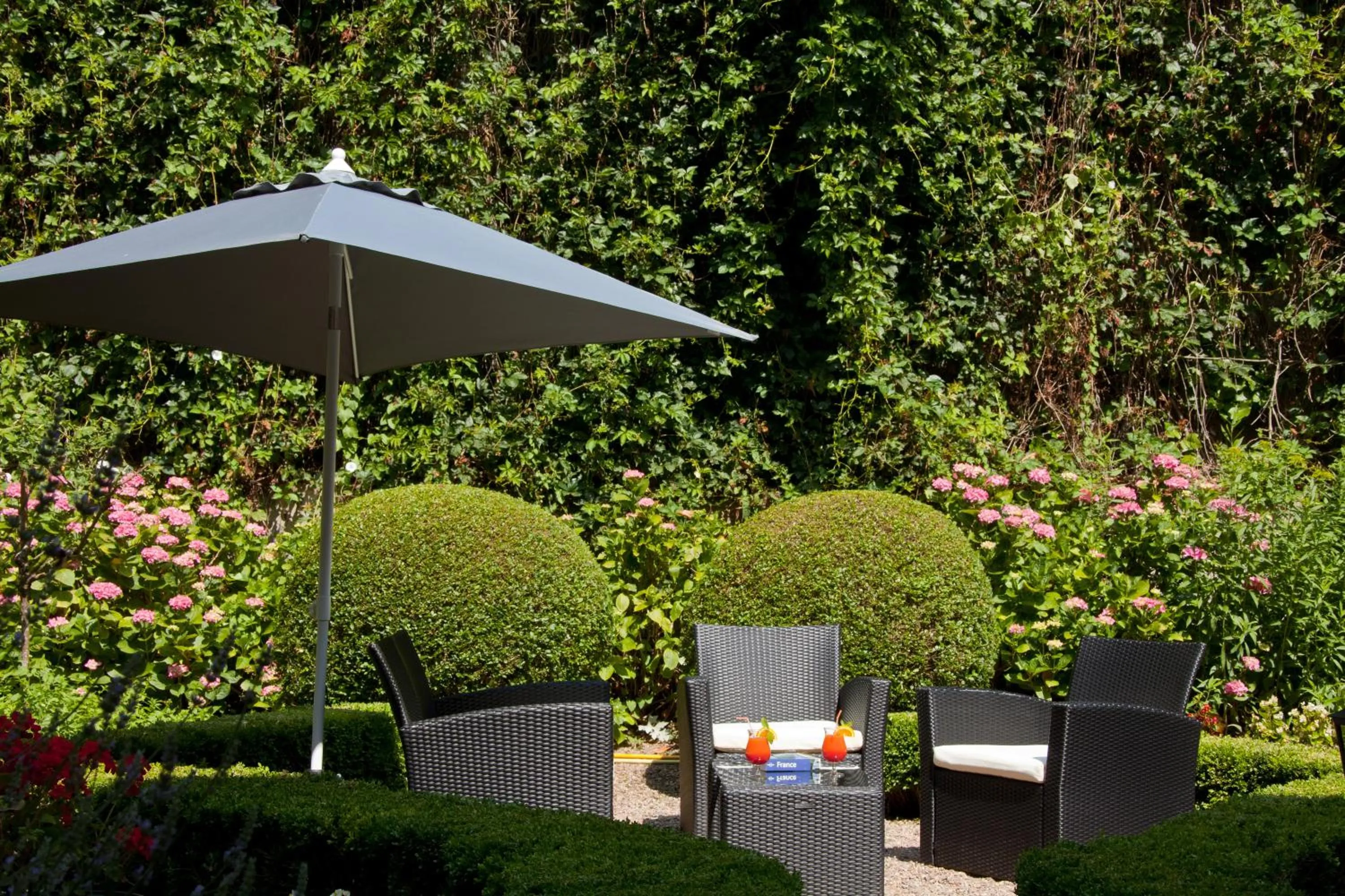 Patio in Grand Hôtel Montespan Talleyrand