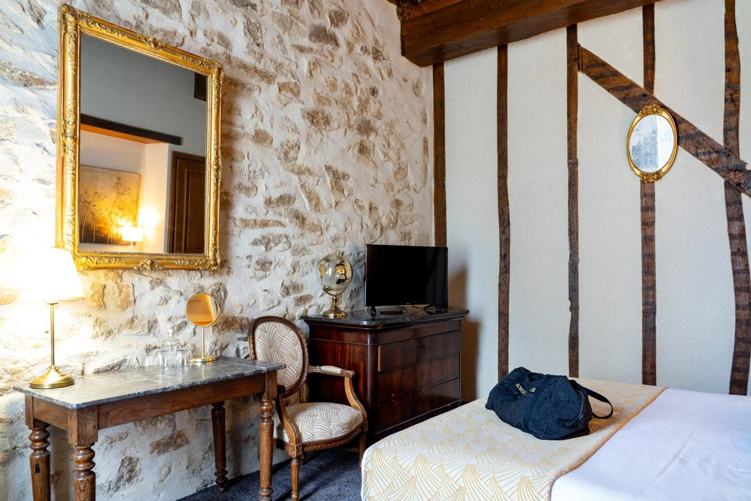 Bed in Grand Hôtel Montespan Talleyrand