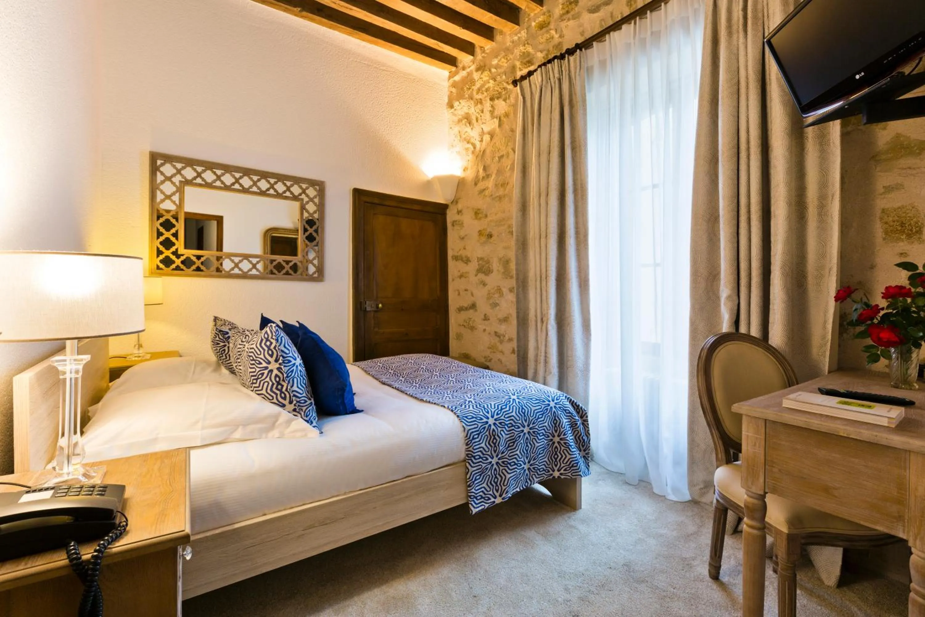 Bed in Grand Hôtel Montespan Talleyrand