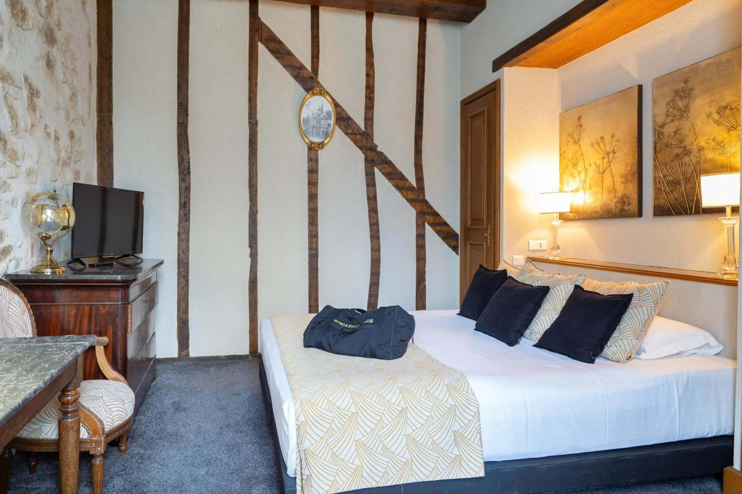 Bed in Grand Hôtel Montespan Talleyrand