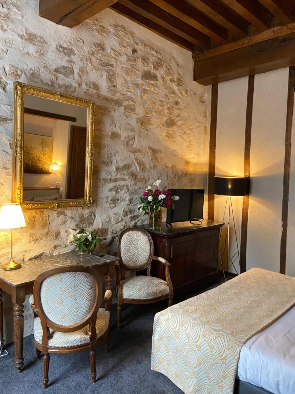 Bed in Grand Hôtel Montespan Talleyrand