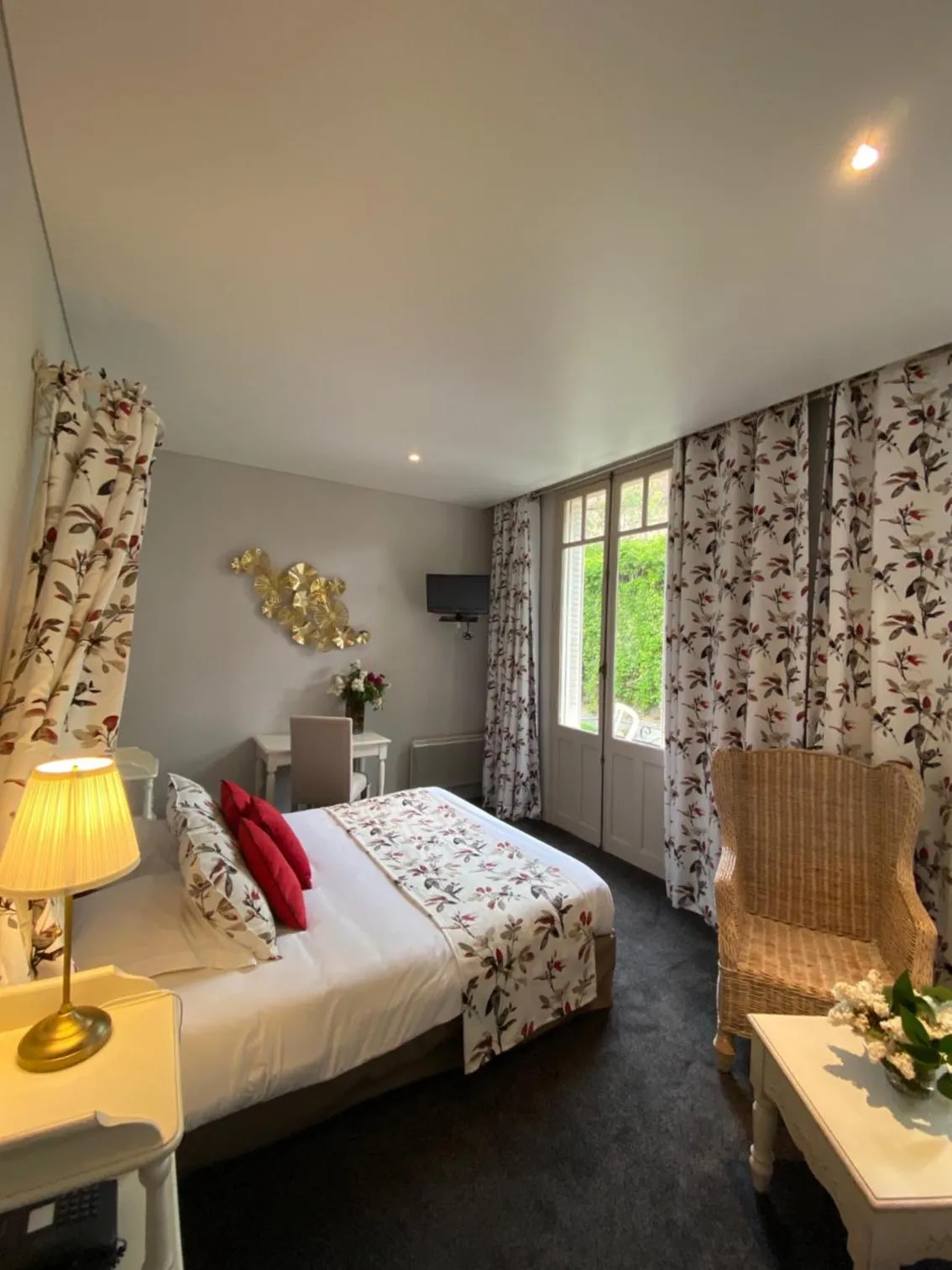 Bed in Grand Hôtel Montespan Talleyrand