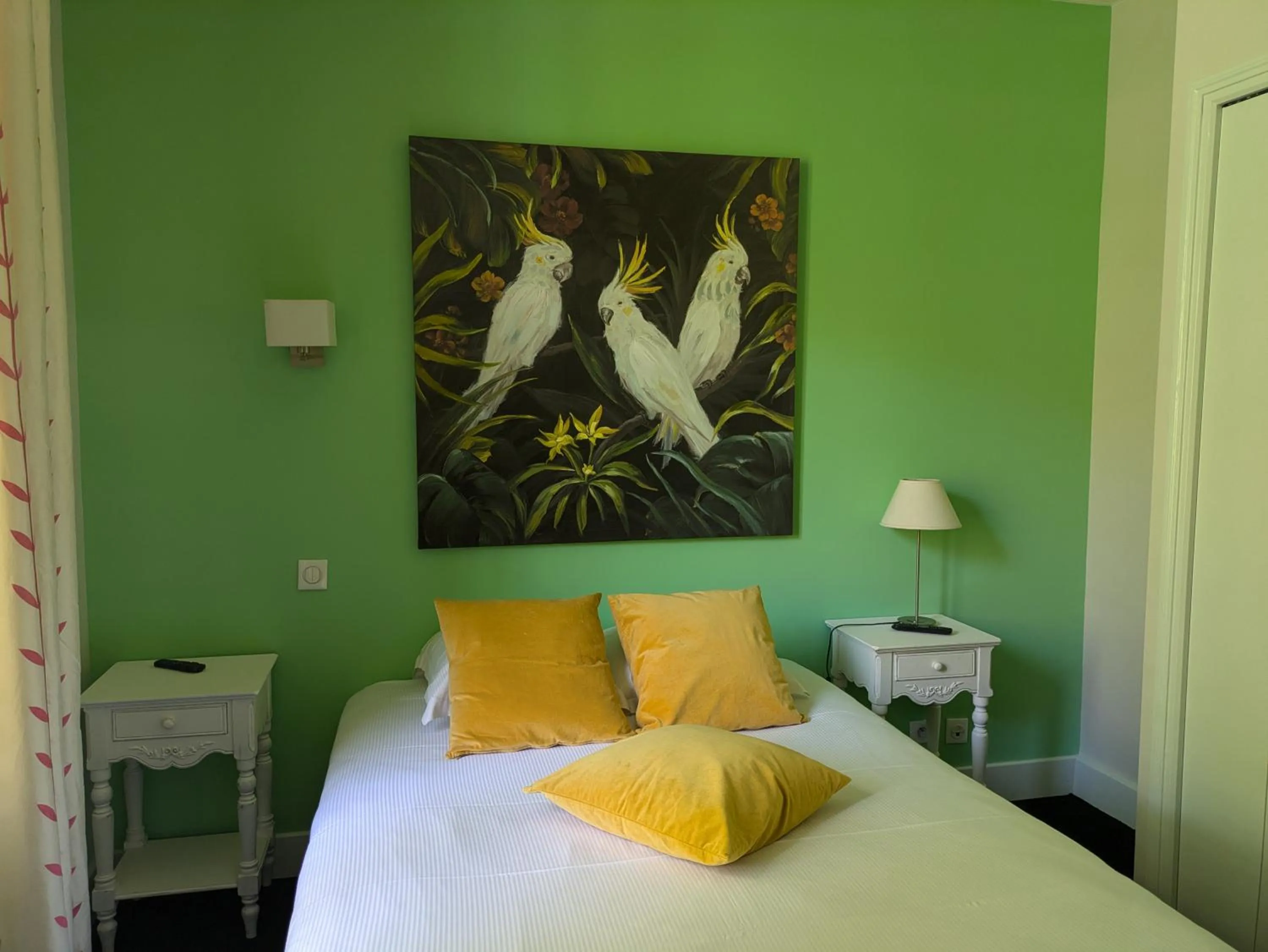 Bed in Grand Hôtel Montespan Talleyrand