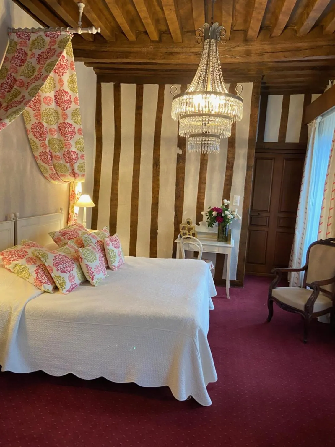 Bed in Grand Hôtel Montespan Talleyrand