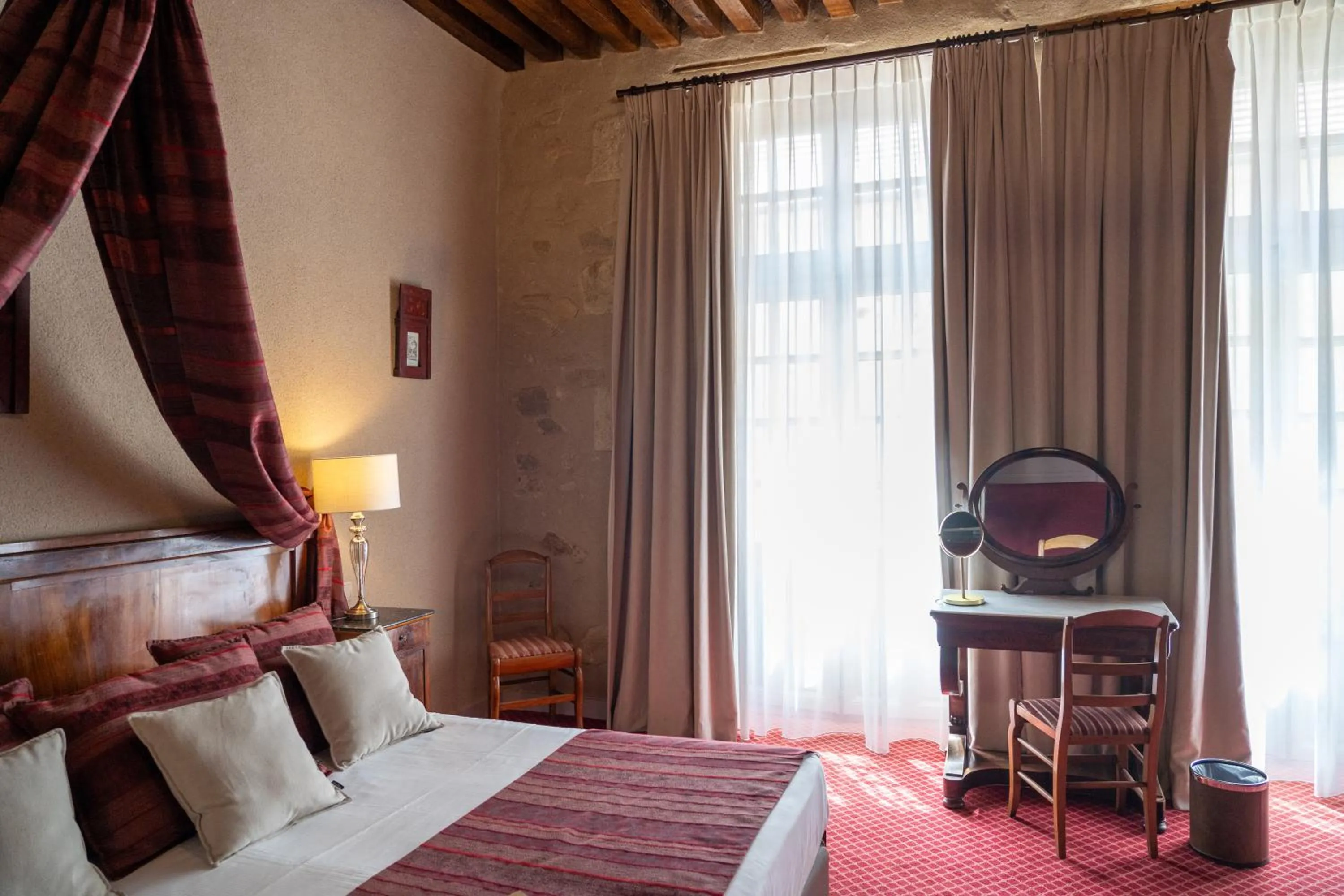 Bed in Grand Hôtel Montespan Talleyrand