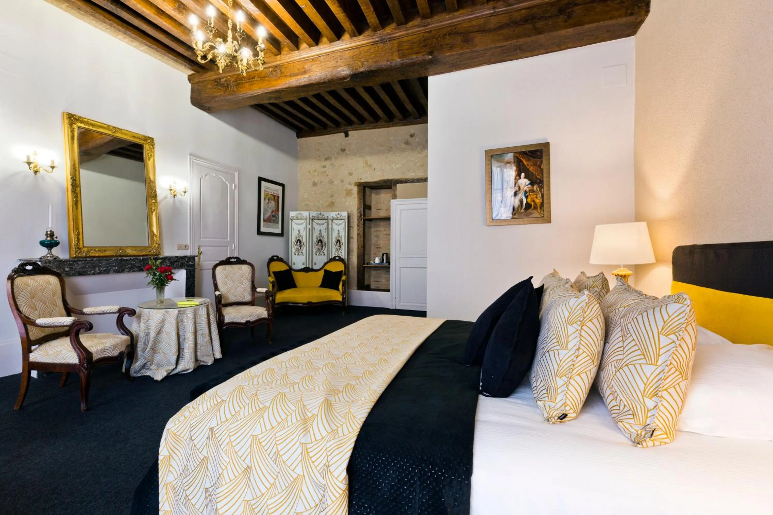 Bed in Grand Hôtel Montespan Talleyrand