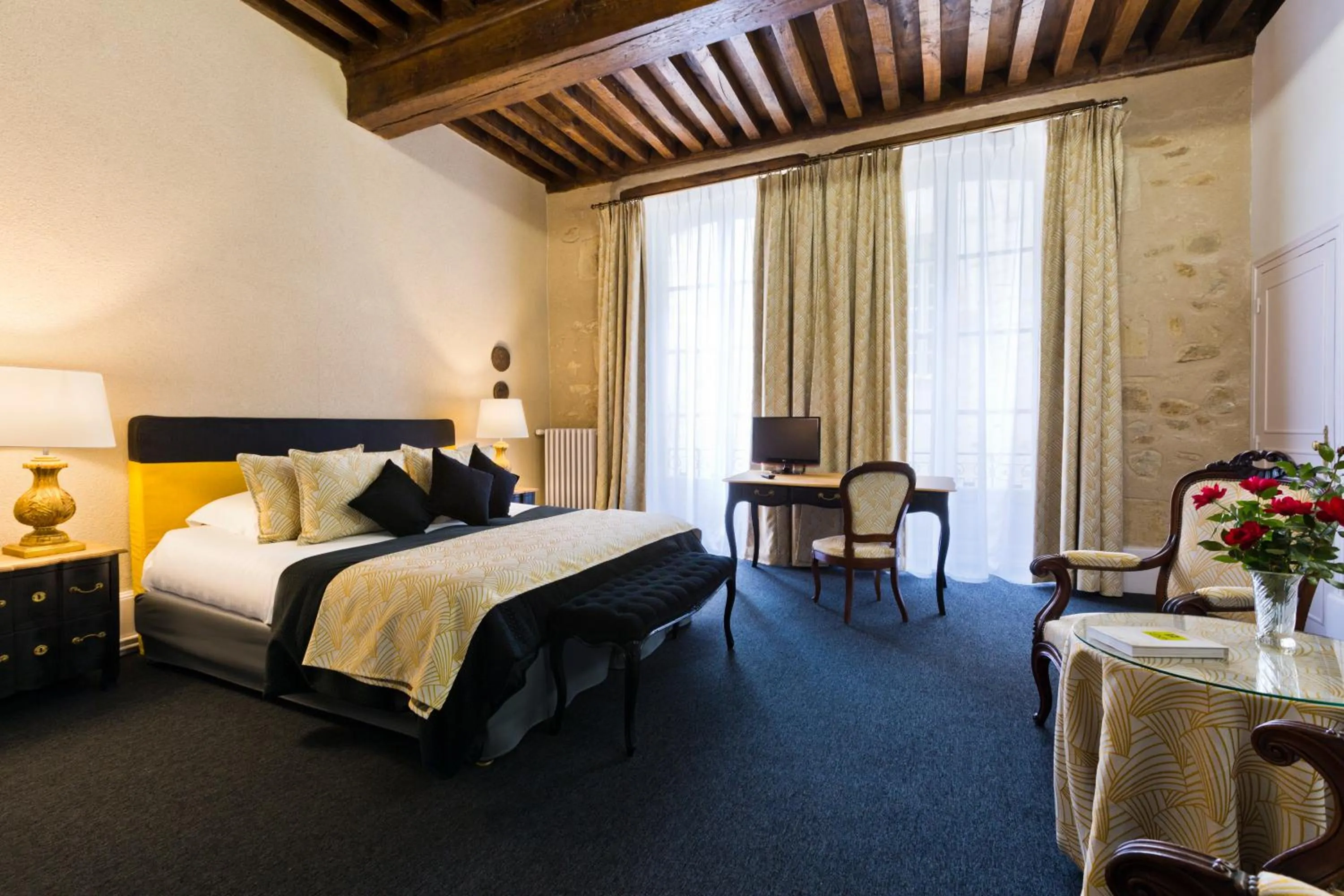 Bed in Grand Hôtel Montespan Talleyrand