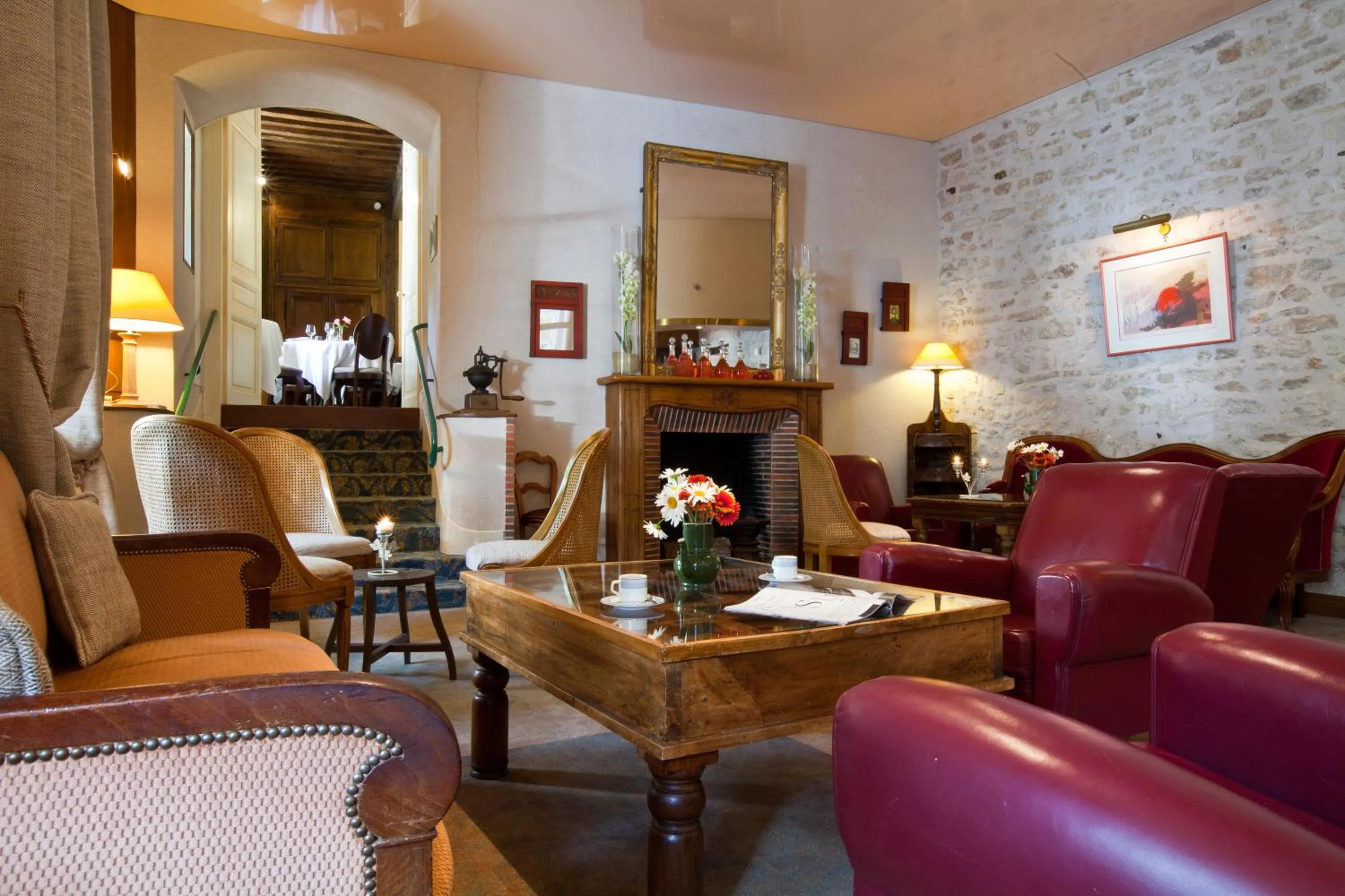 Communal lounge/ TV room in Grand Hôtel Montespan Talleyrand