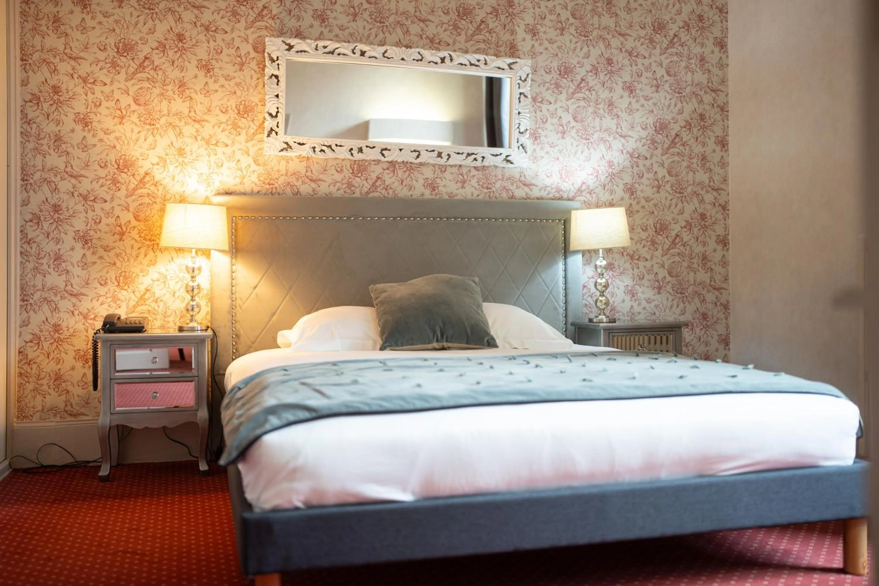 Bed in Grand Hôtel Montespan Talleyrand