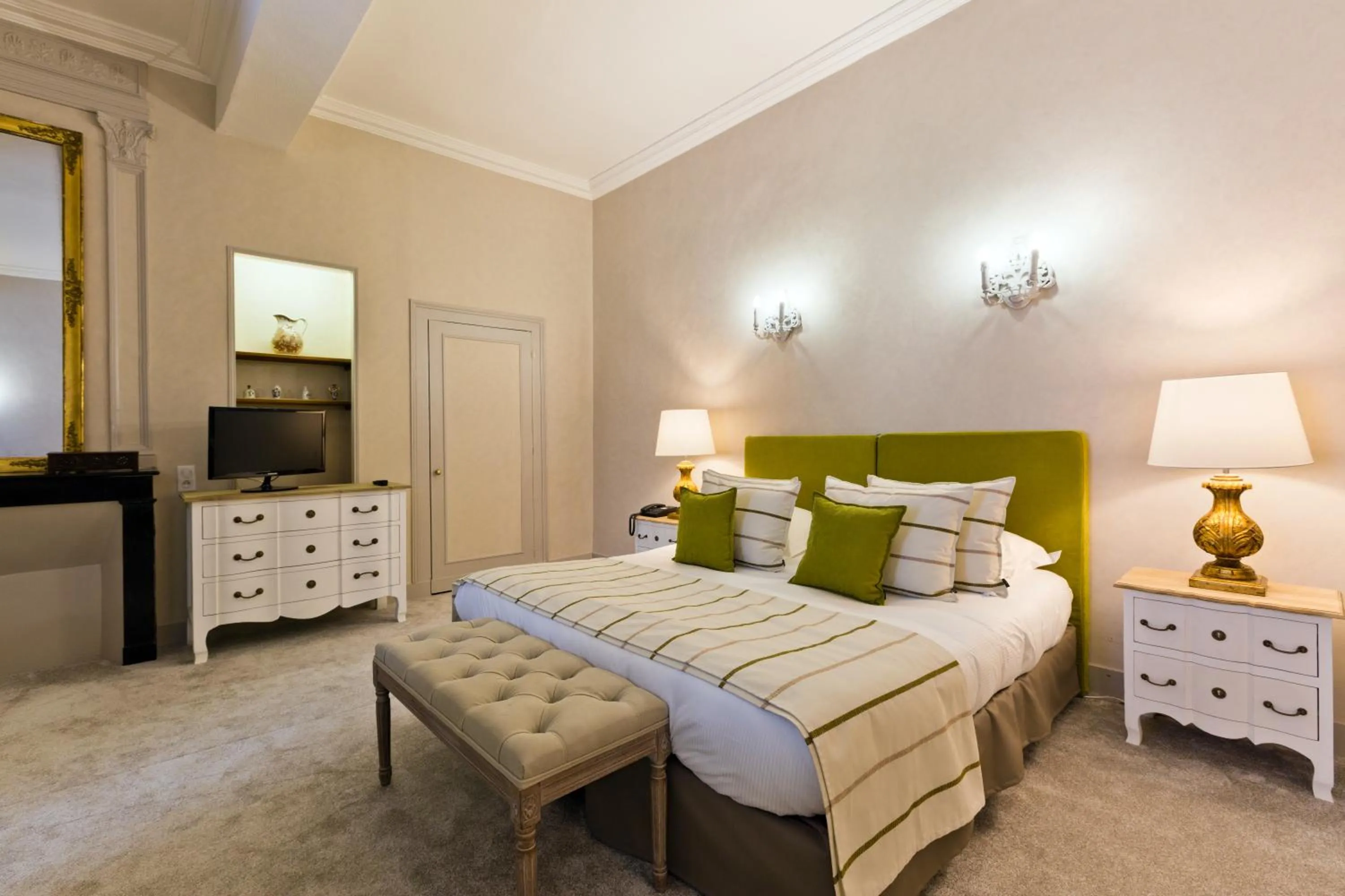 Bed in Grand Hôtel Montespan Talleyrand