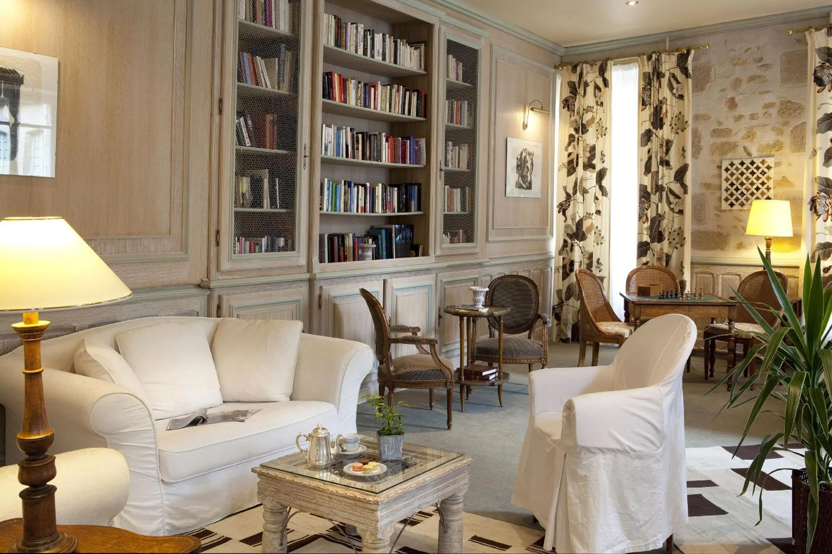 Lounge or bar in Grand Hôtel Montespan Talleyrand