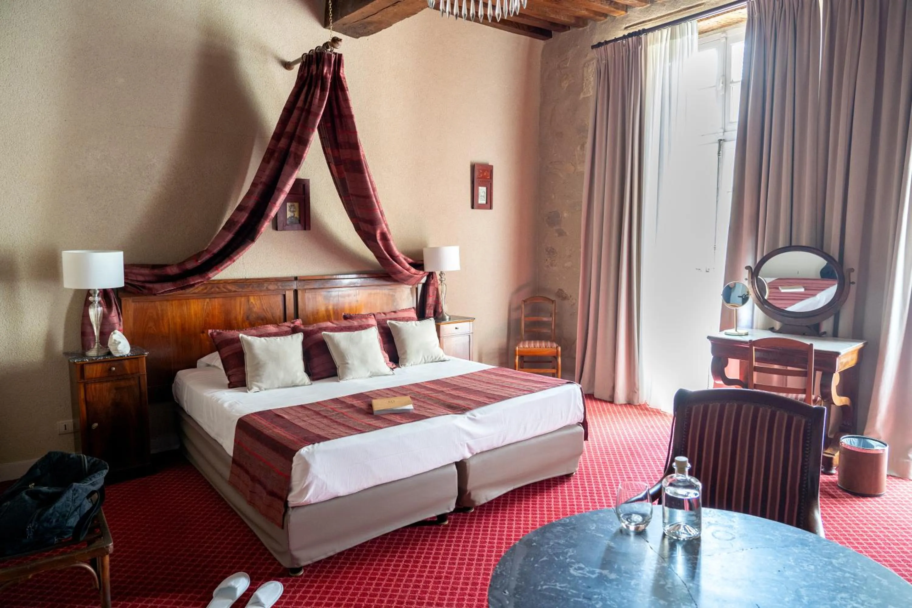 Bed in Grand Hôtel Montespan Talleyrand