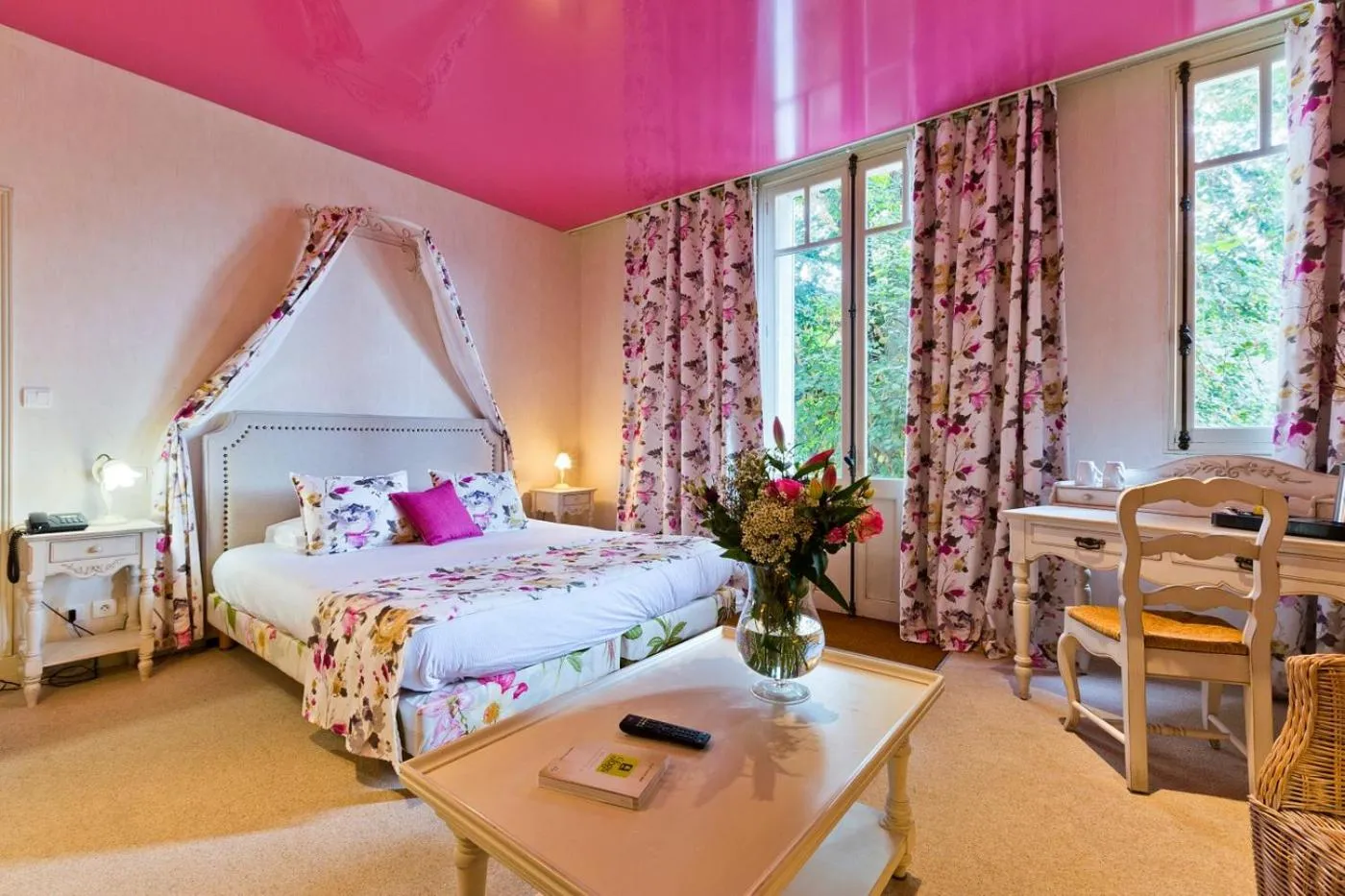 Bed in Grand Hôtel Montespan Talleyrand