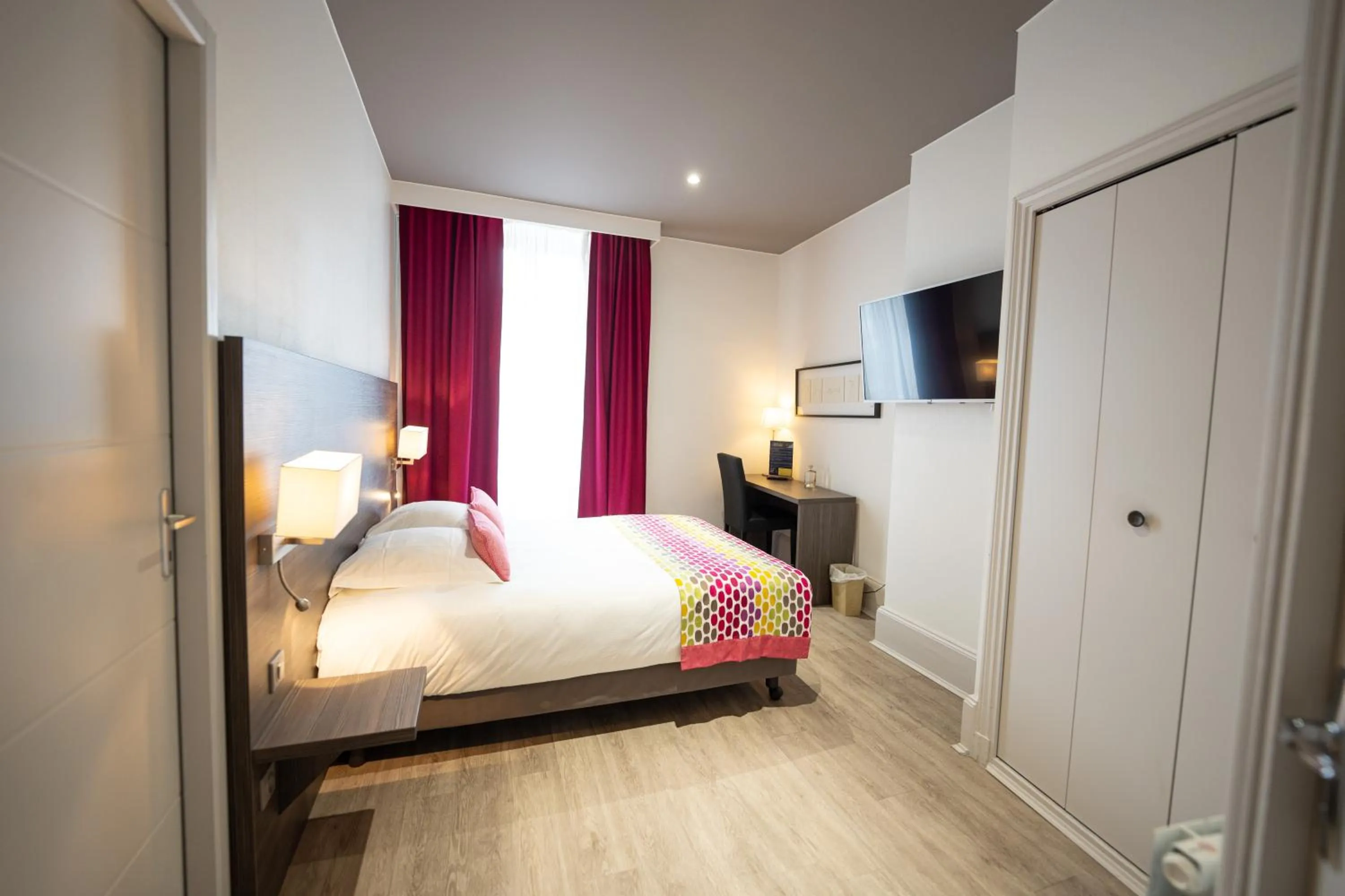 Bed in Grand Hôtel Montespan Talleyrand