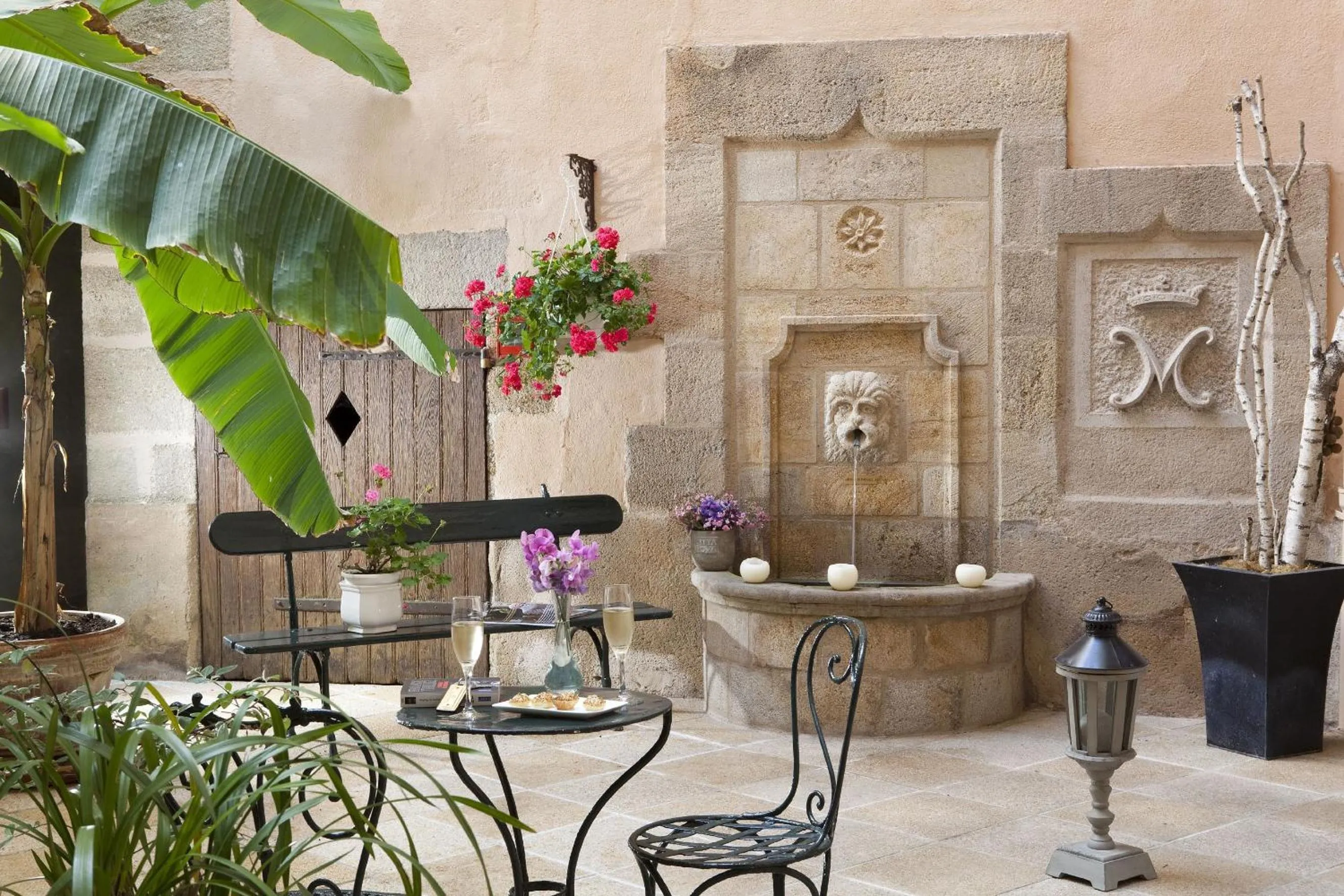 Patio in Grand Hôtel Montespan Talleyrand