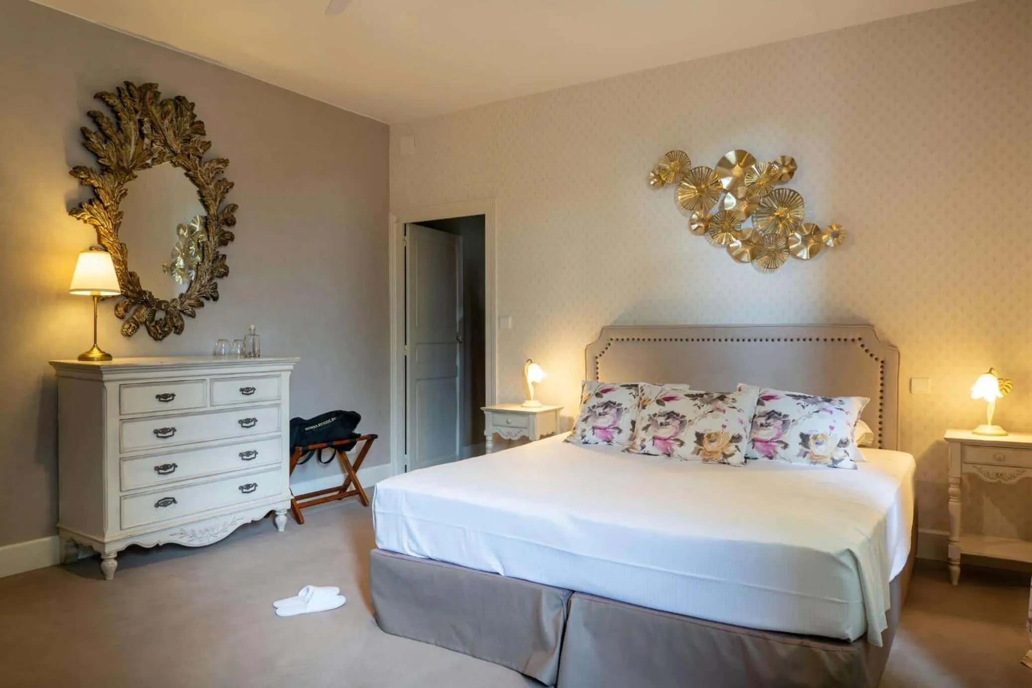 Bed in Grand Hôtel Montespan Talleyrand