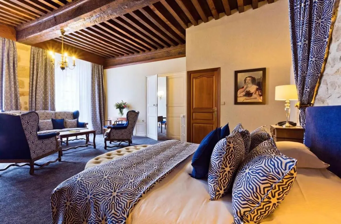 Bed in Grand Hôtel Montespan Talleyrand