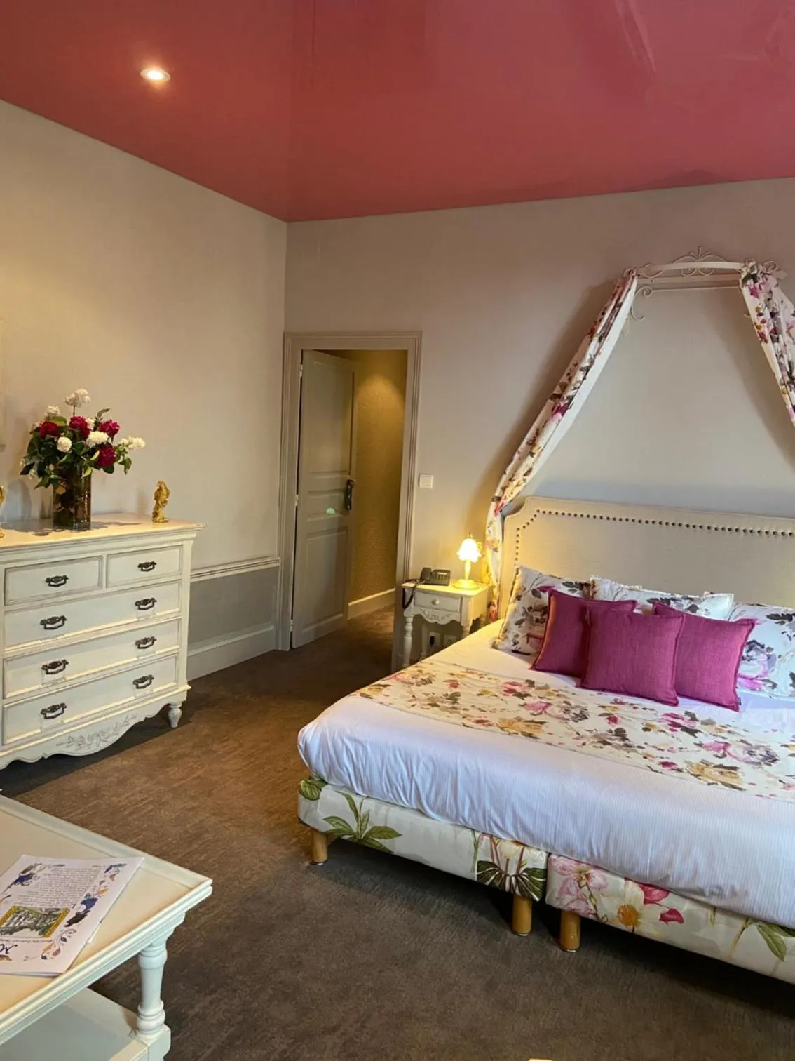 Bed in Grand Hôtel Montespan Talleyrand